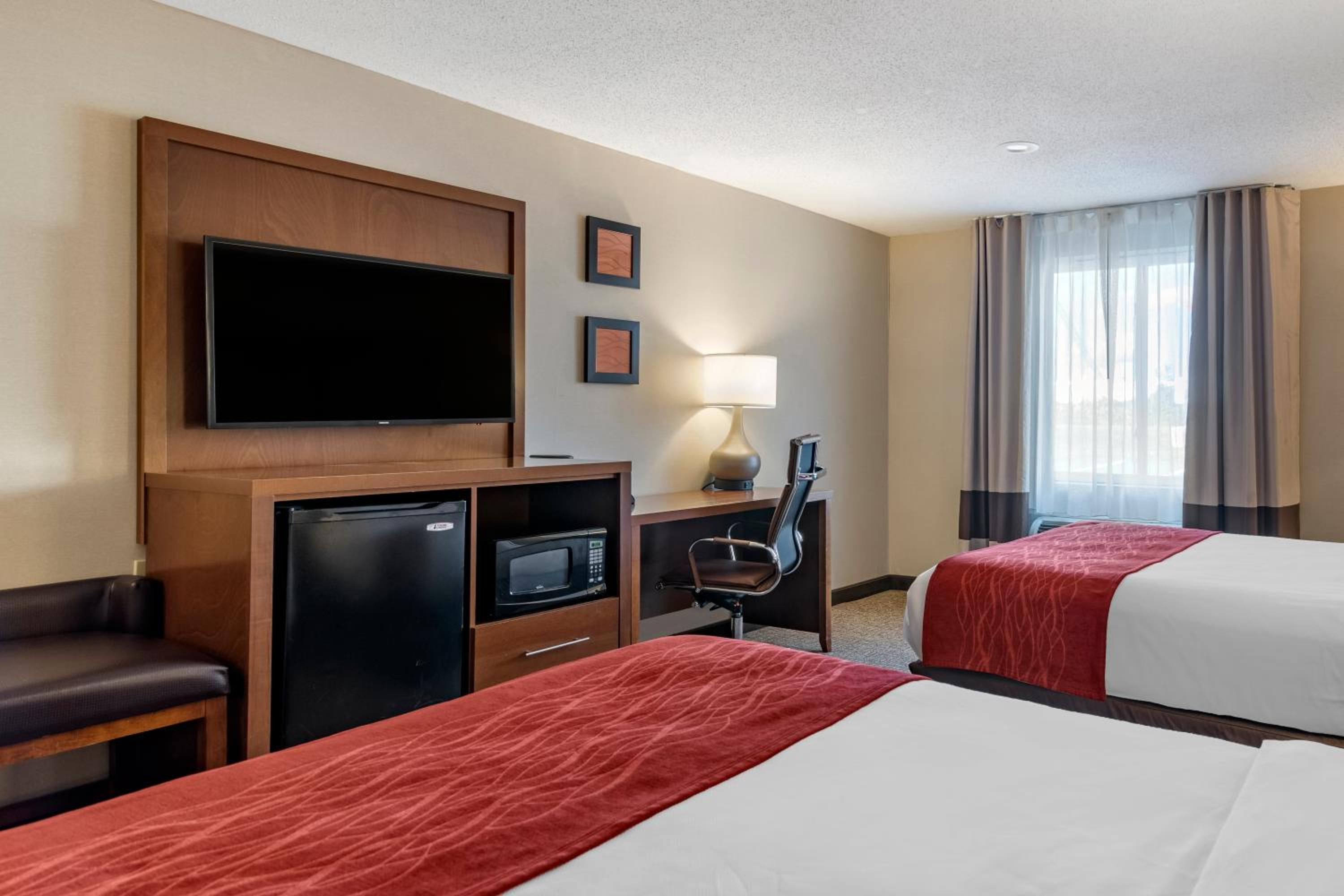 Queen Room with Two Queen Beds and Tub - Accessible/Non-Smoking photo 3
