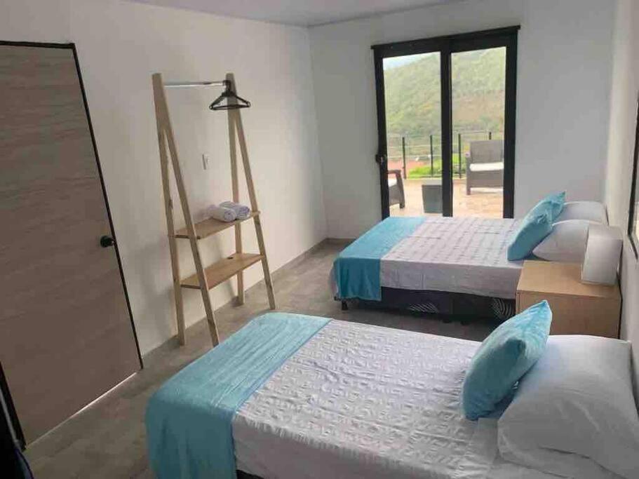 Seven-Bedroom House photo 1