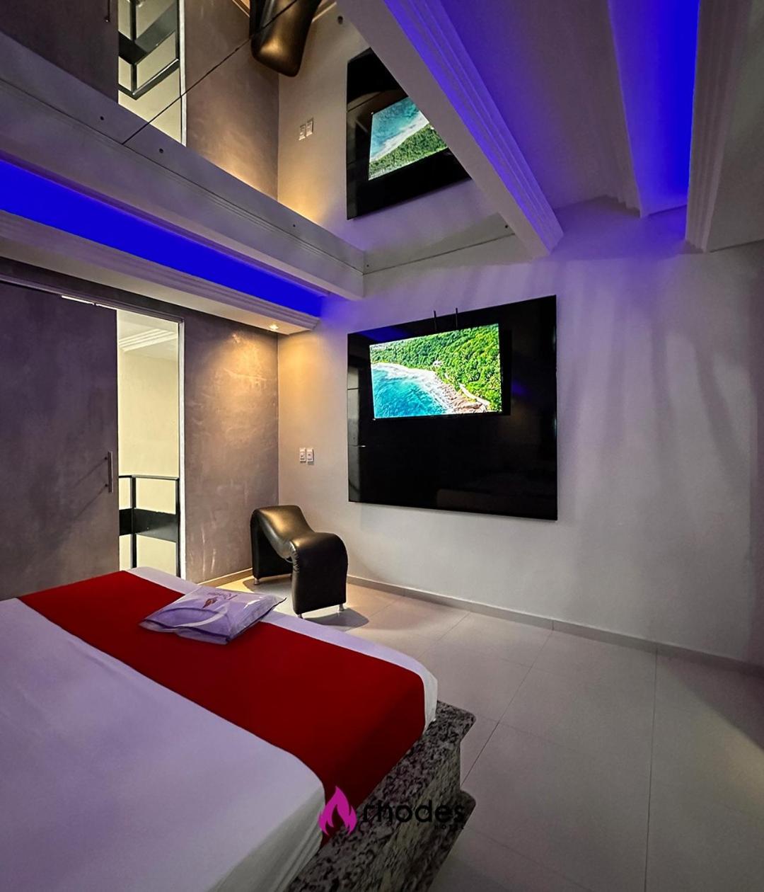 Deluxe Suite with Spa Bath - Photo 5