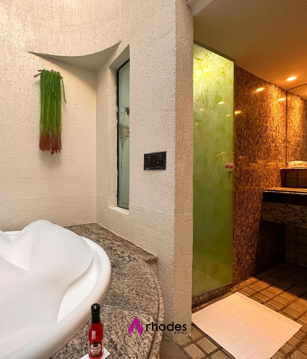 Deluxe Suite with Spa Bath - Photo 4