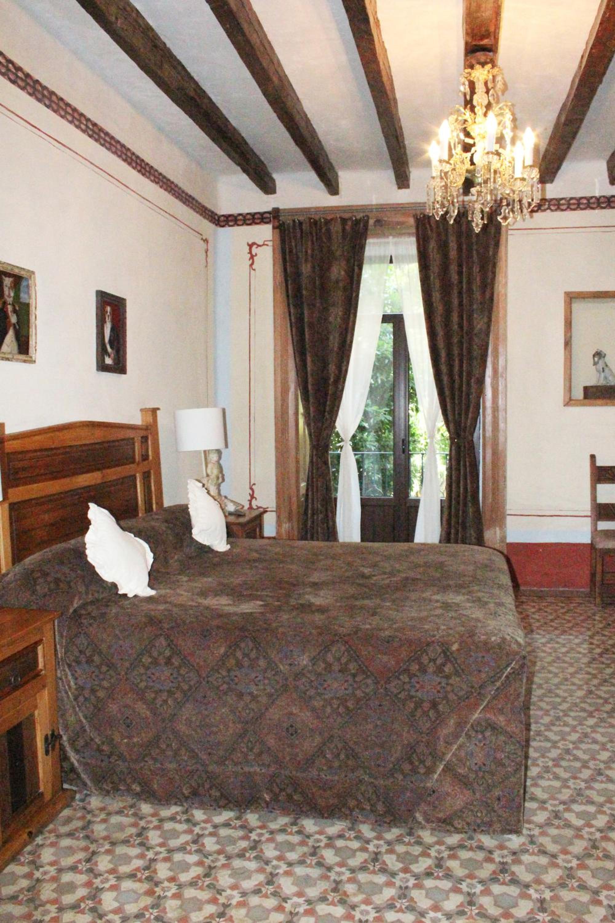 King Suite with Balcony - Photo 3