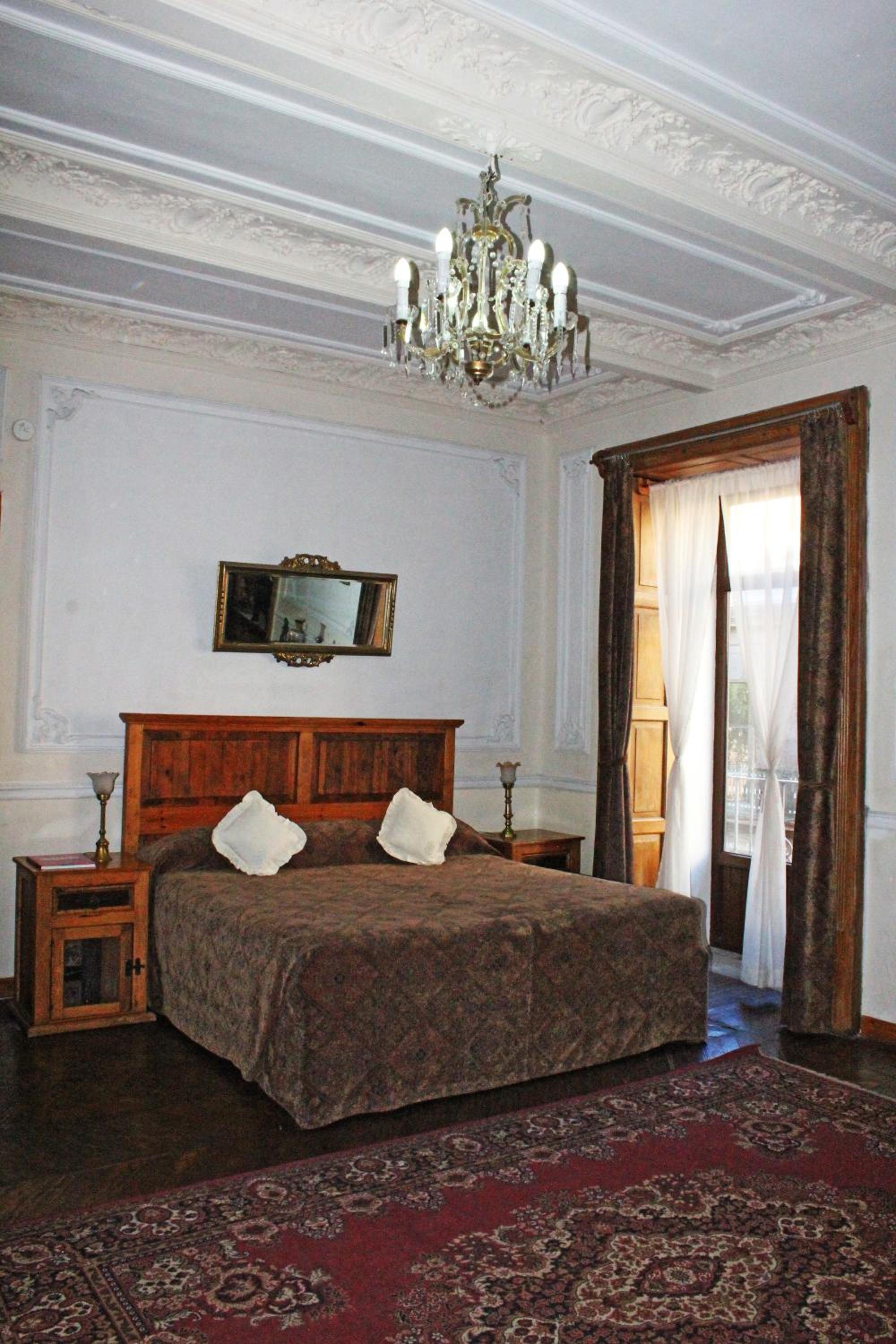 King Suite with Balcony - Photo 10