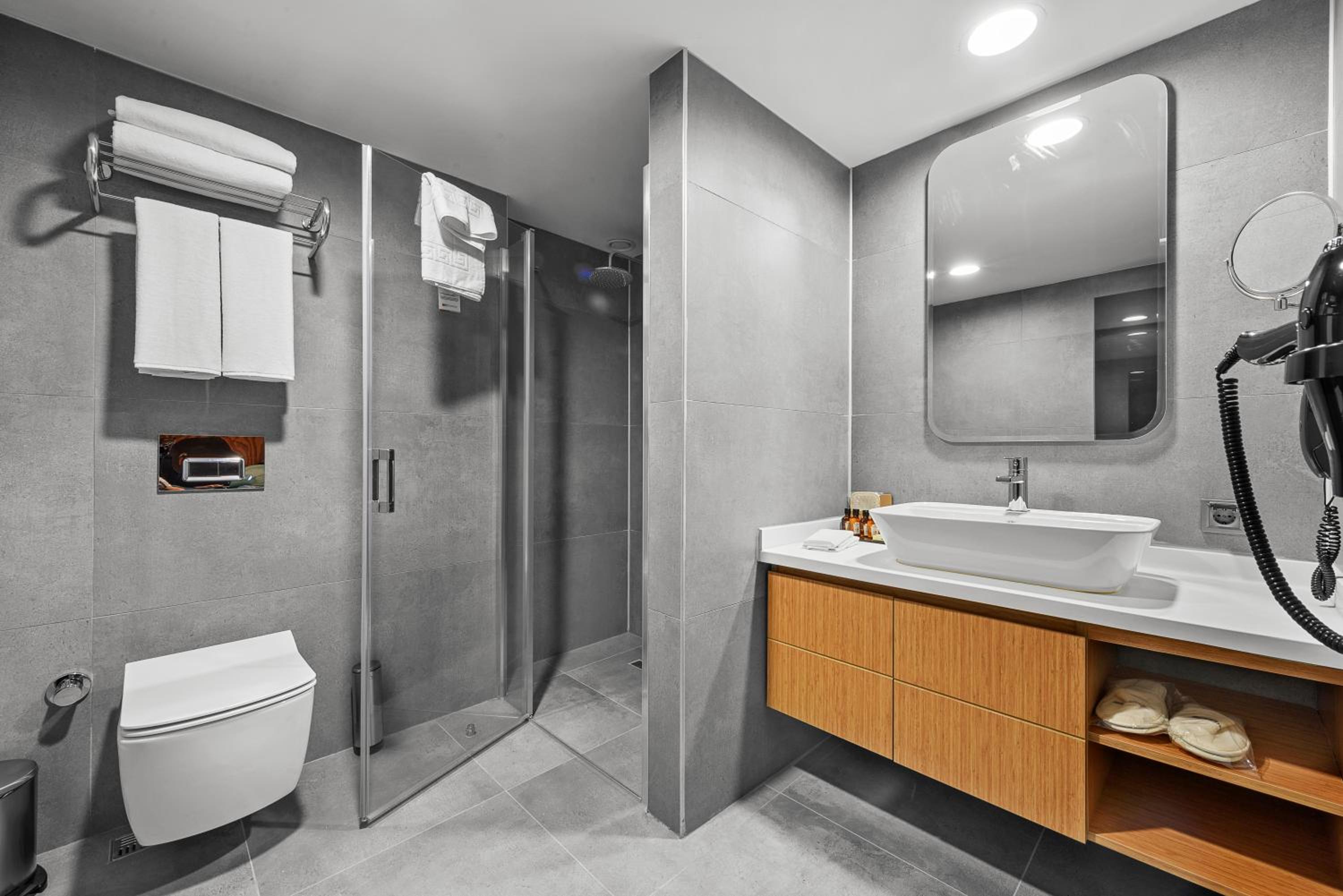 Economy Double Room thumbnail 6