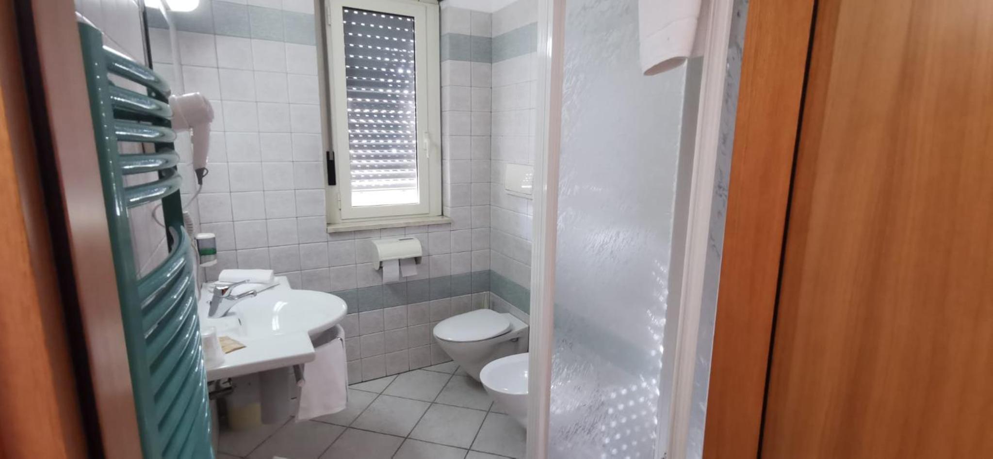 Twin Room with Private Bathroom - Photo 4