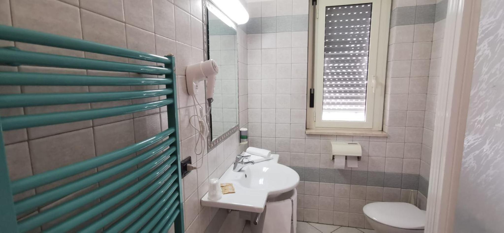 Double Room with Private Bathroom - Photo 2
