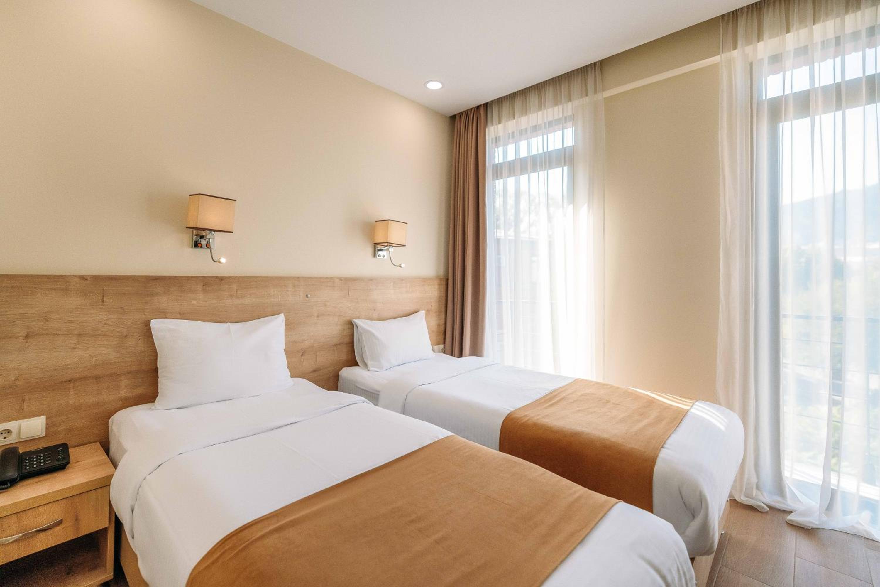 Double or Twin Room with City View - Photo 11
