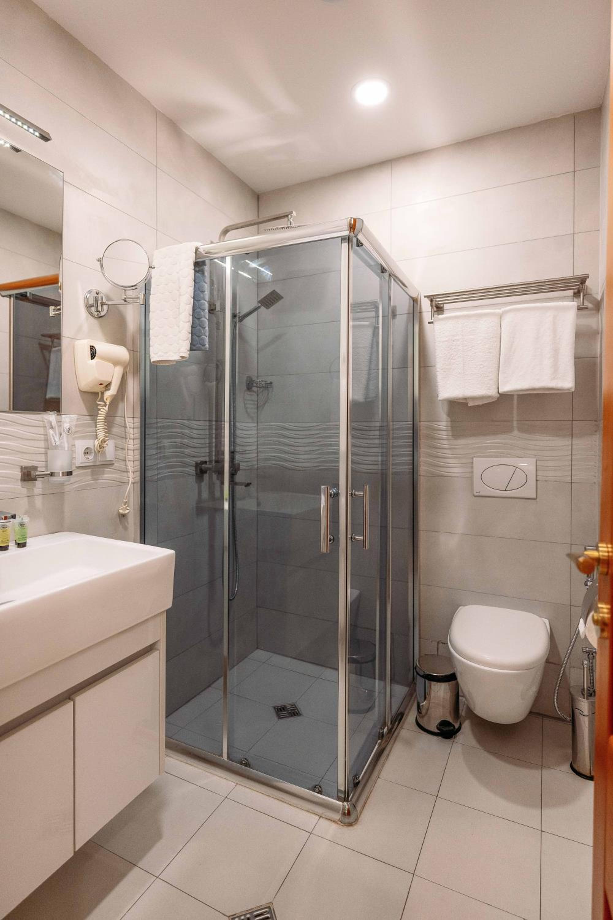 Double or Twin Room with City View - Photo 5