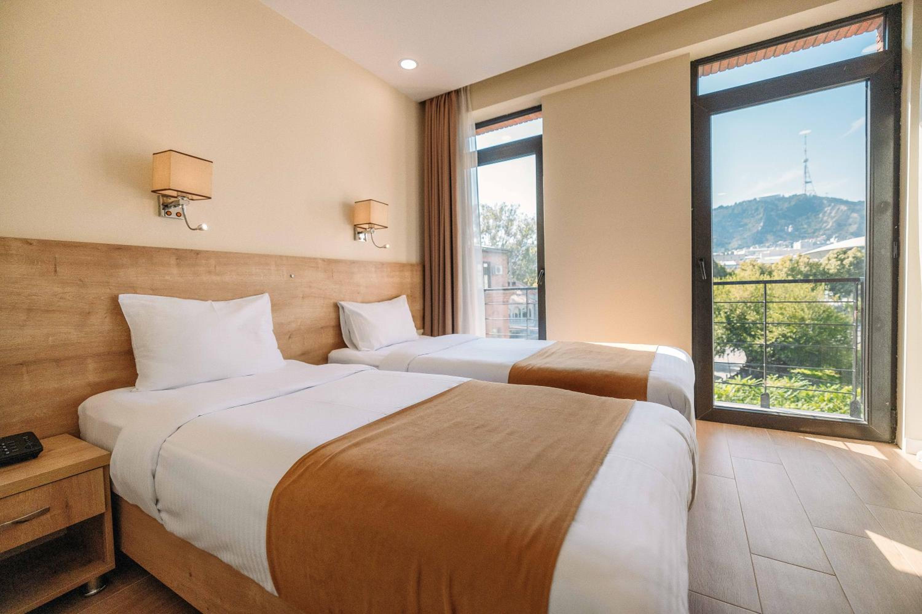 Double or Twin Room with City View - Photo 2