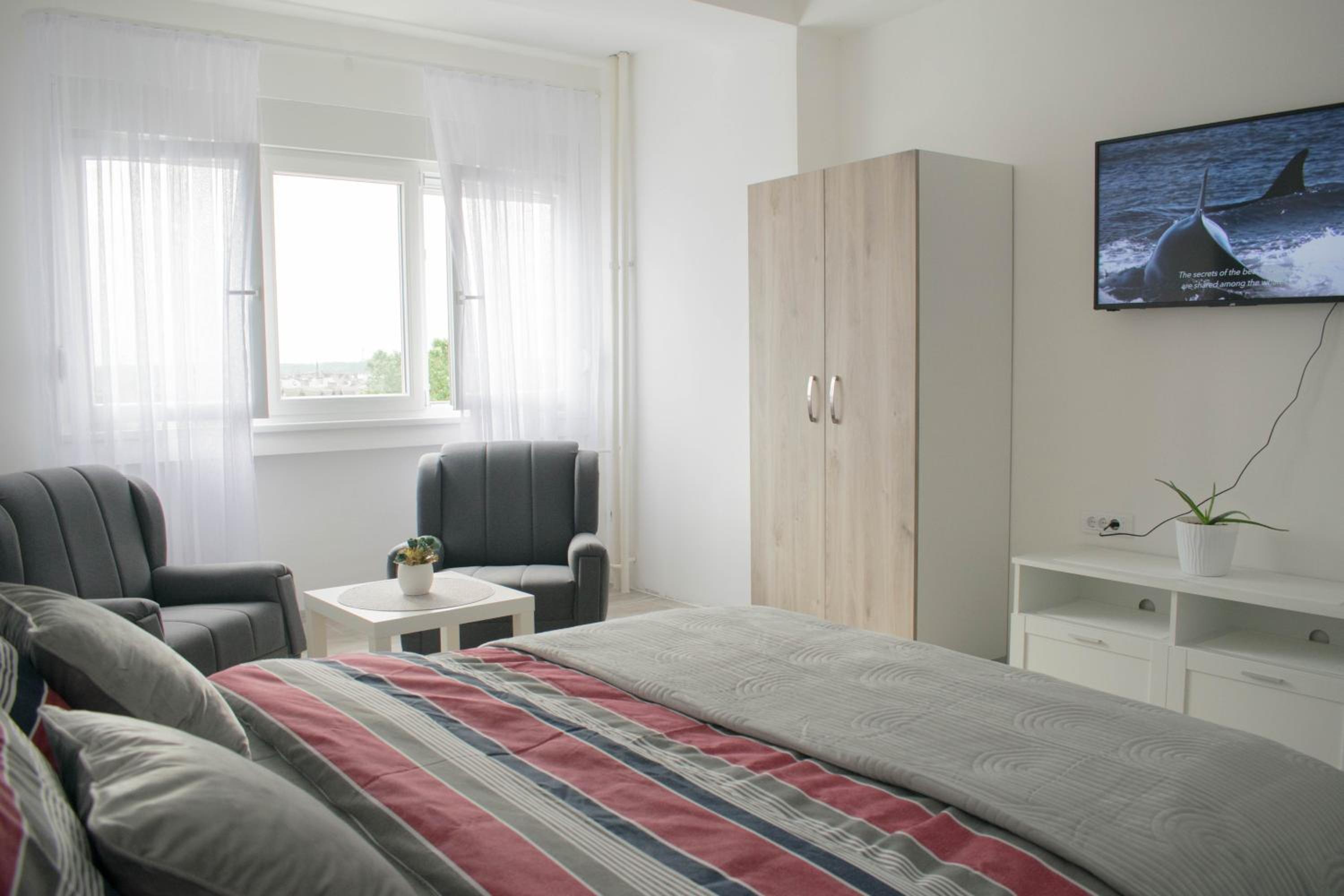 One-Bedroom Apartment photo 1