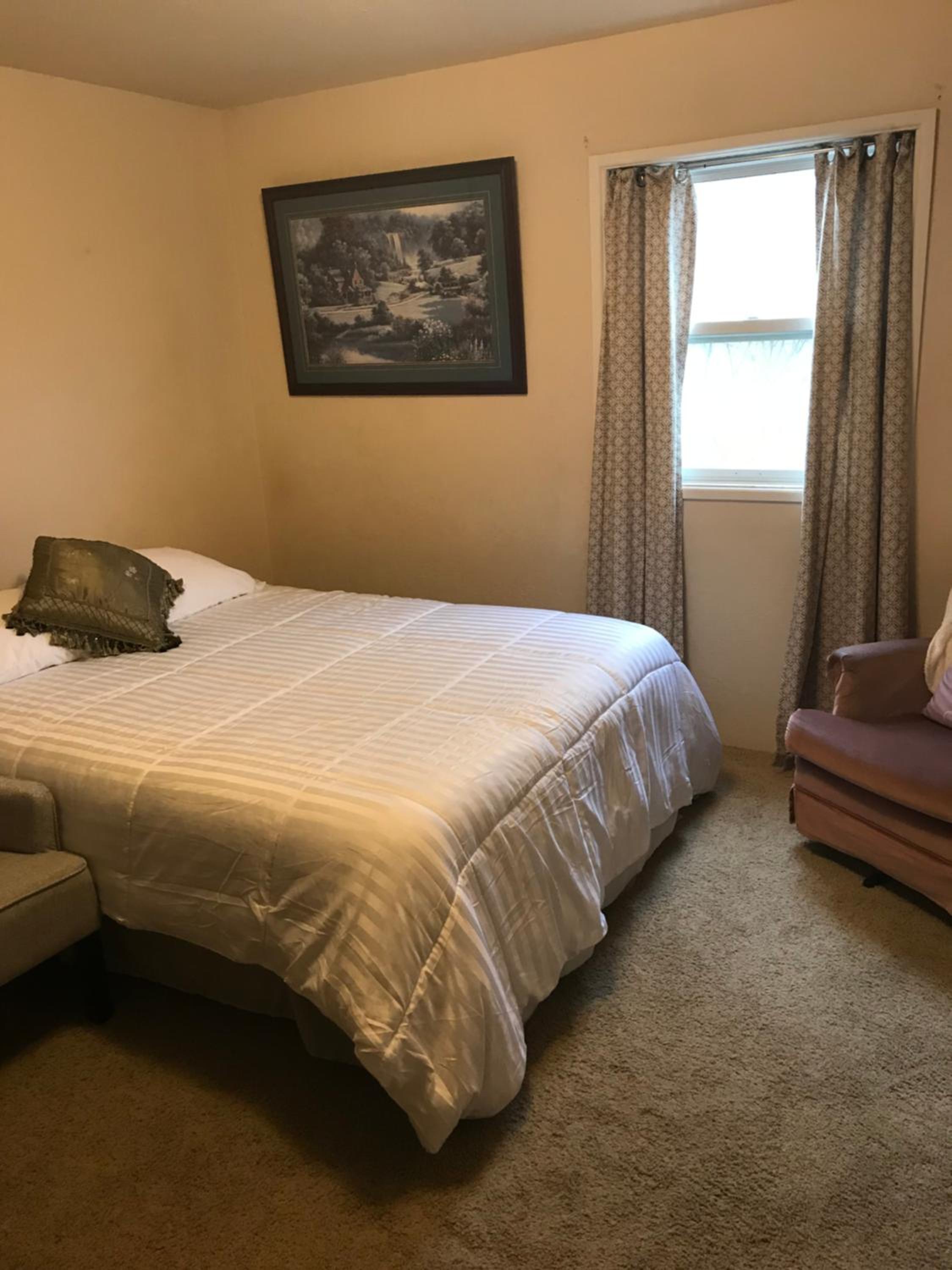 Queen Room with Shared Bathroom photo 1