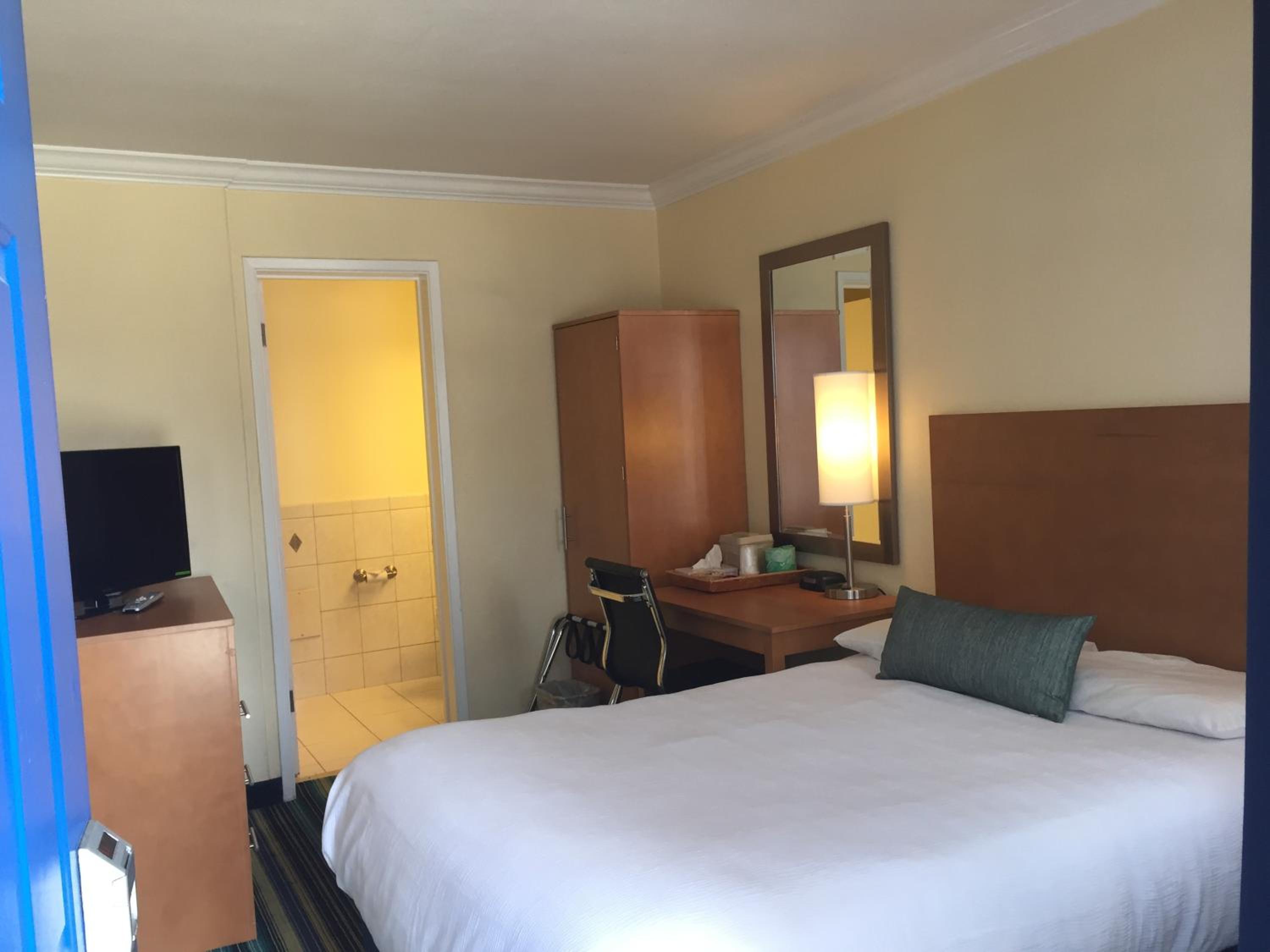 Double Room with One Double Bed - Non-Smoking - Photo 2