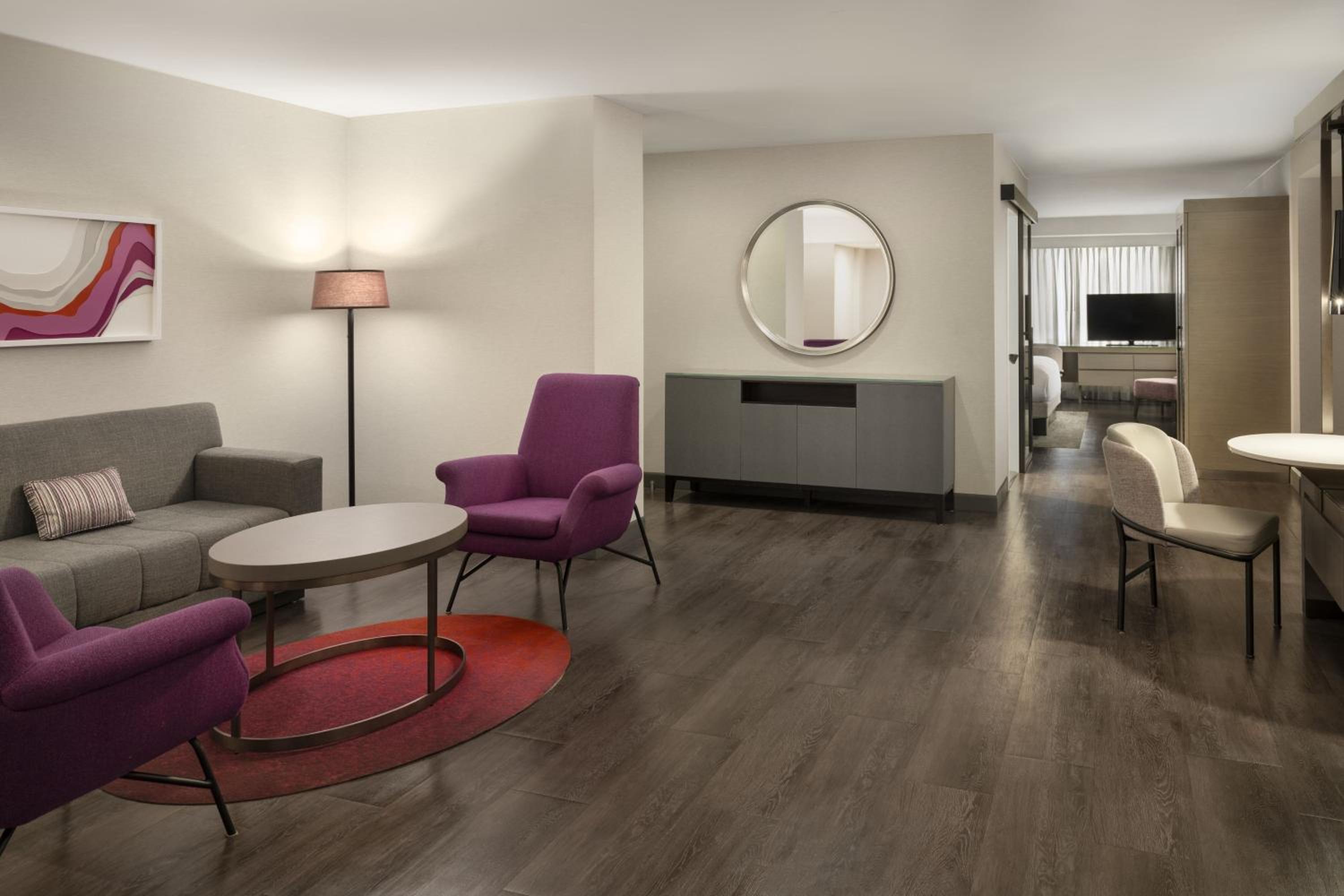 Three Bay Suite, Hospitality Suite, King, City view - Photo 1