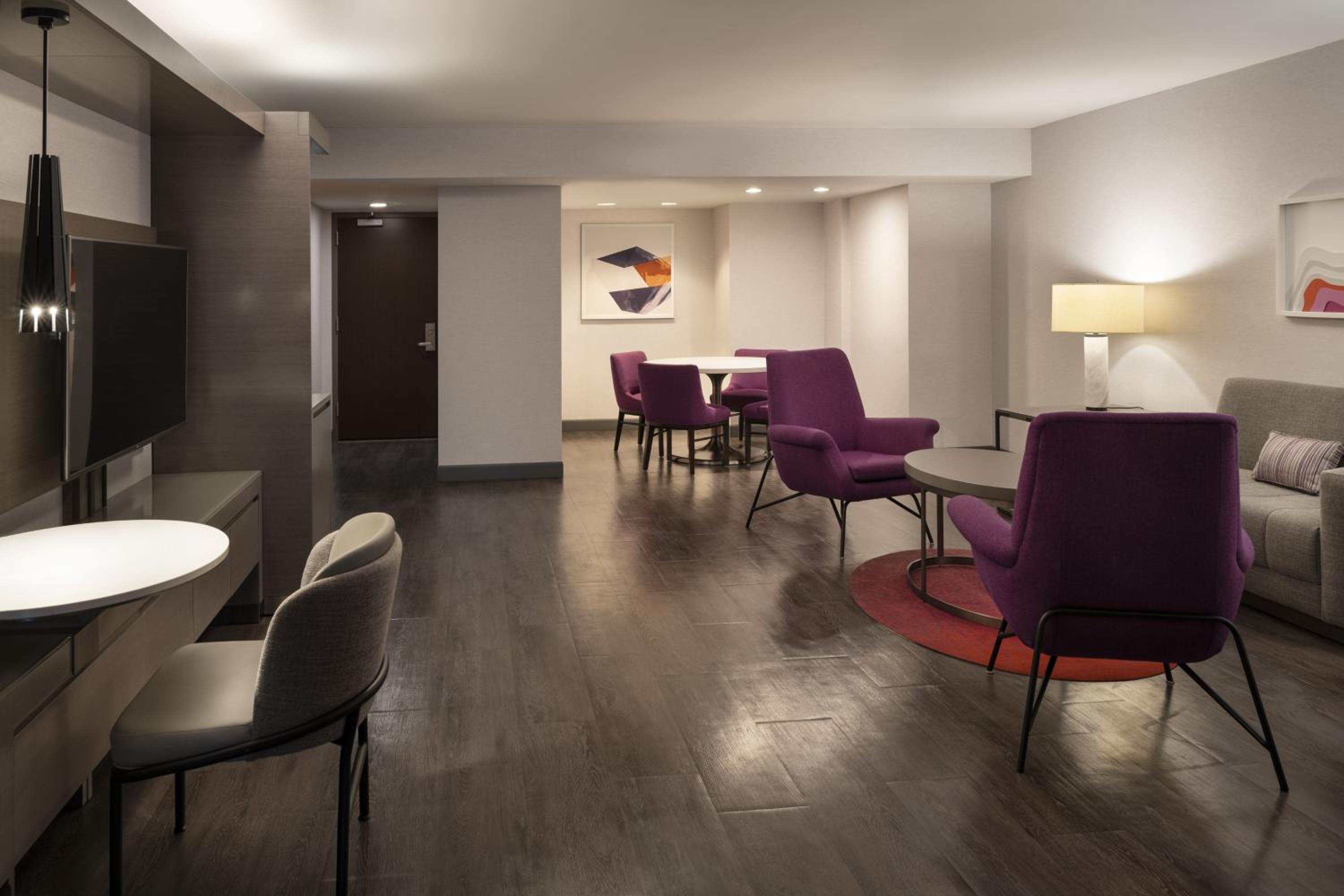 Three Bay Suite, Hospitality Suite, King, City view - Photo 2