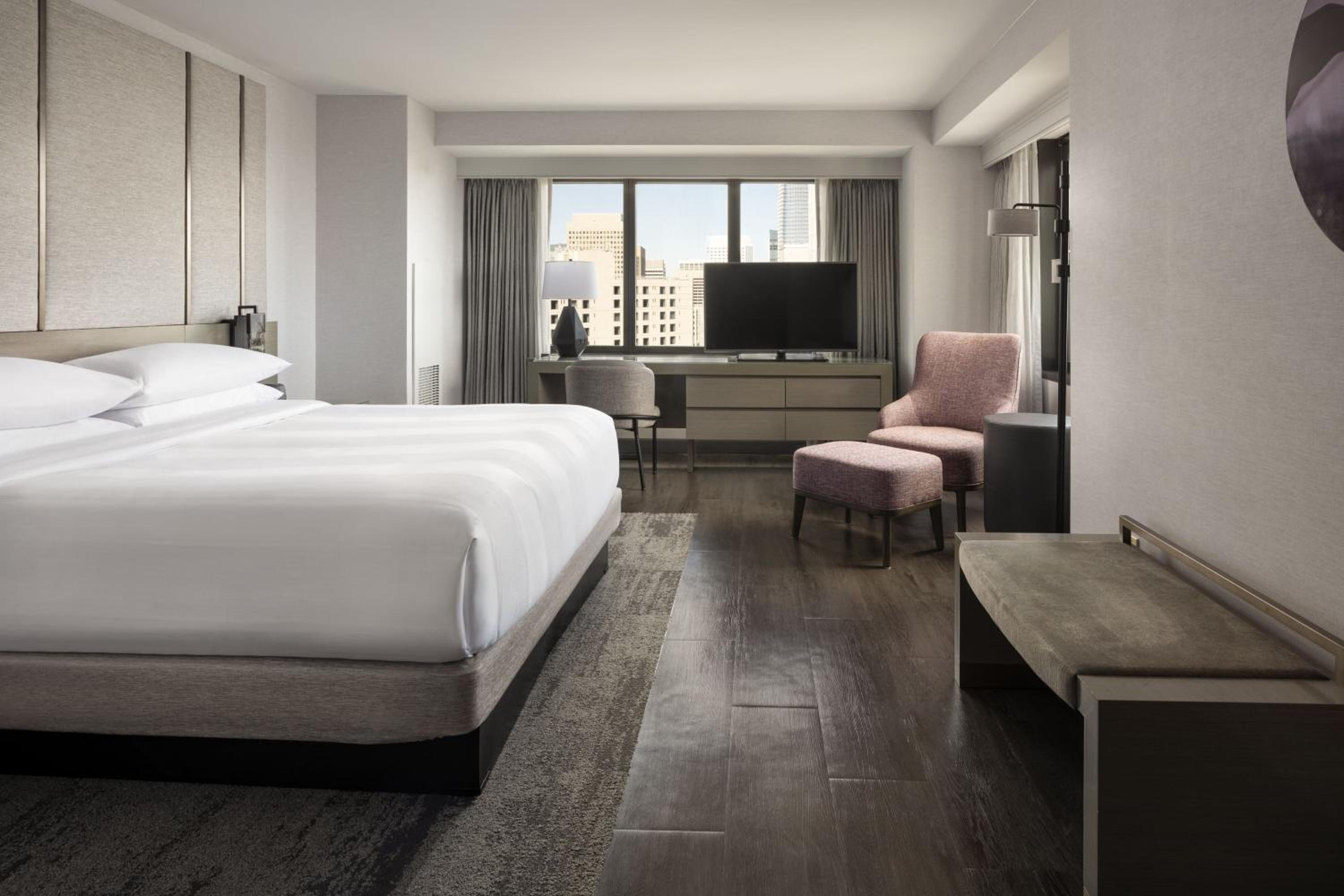Three Bay Suite, Hospitality Suite, King, City view - Photo 3