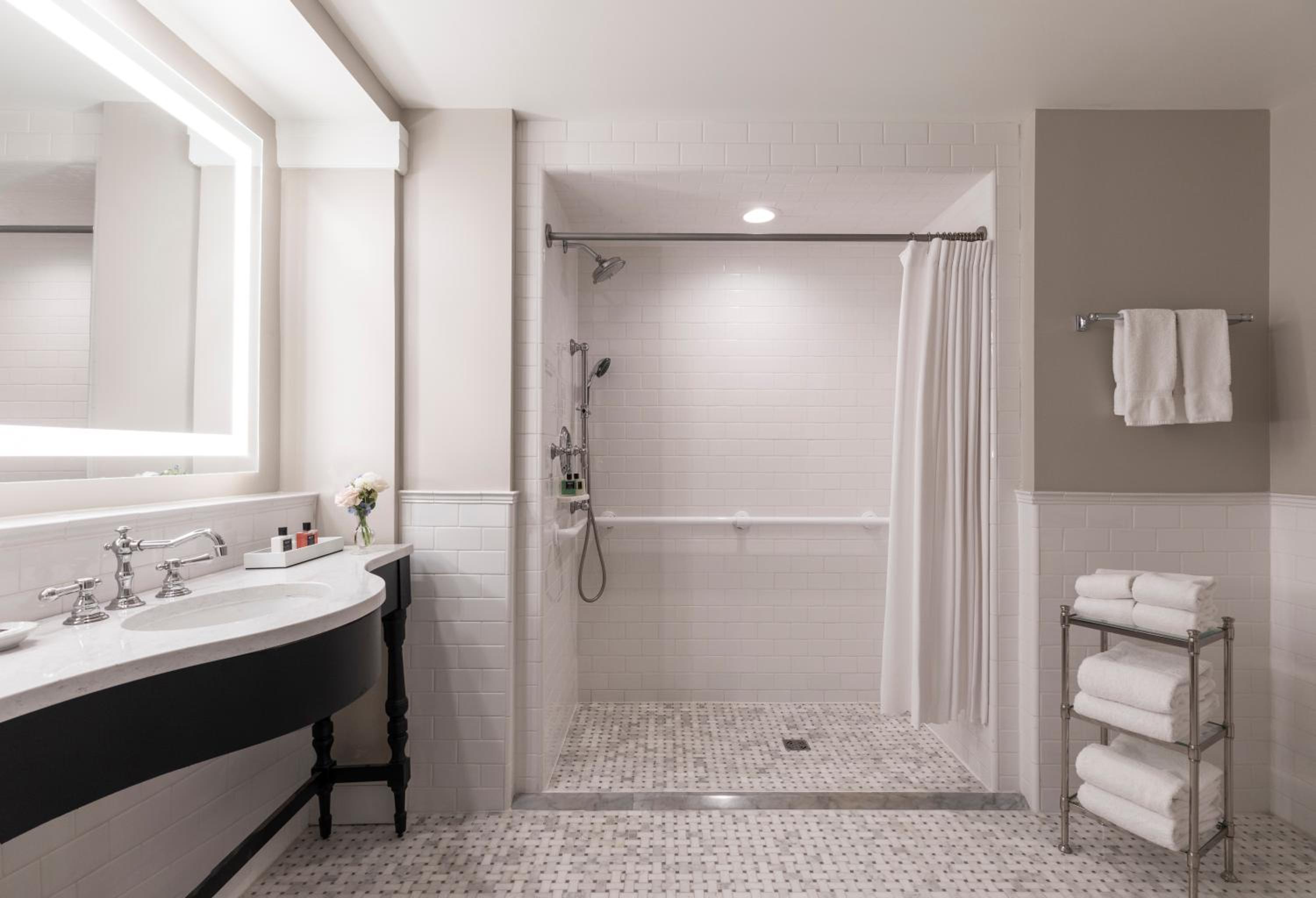 Premium King Room with Accessible Shower - Photo 4