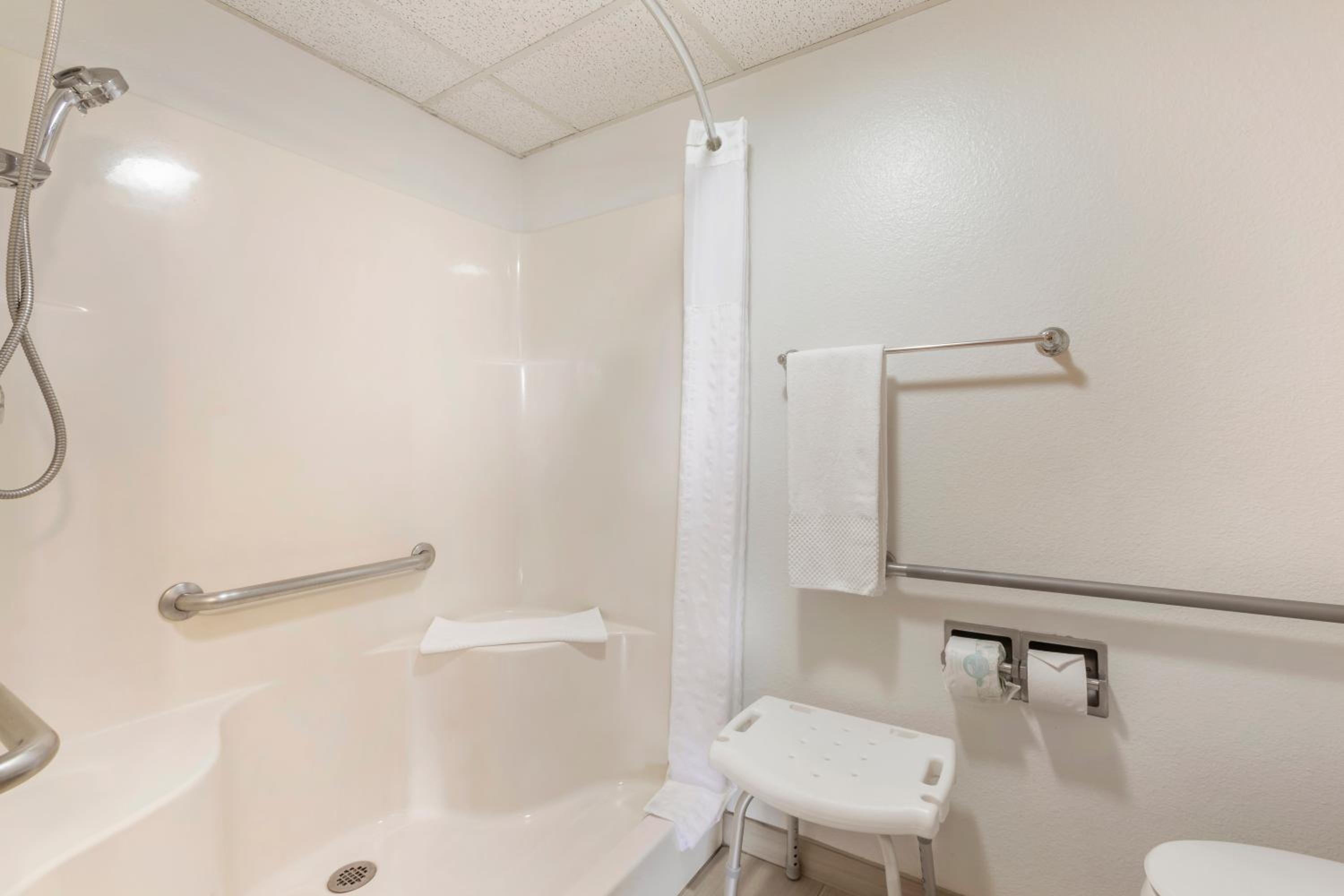 Standard Queen Room with Two Queen Beds and Transfer Shower - Accessible/Non-Smoking - Photo 2