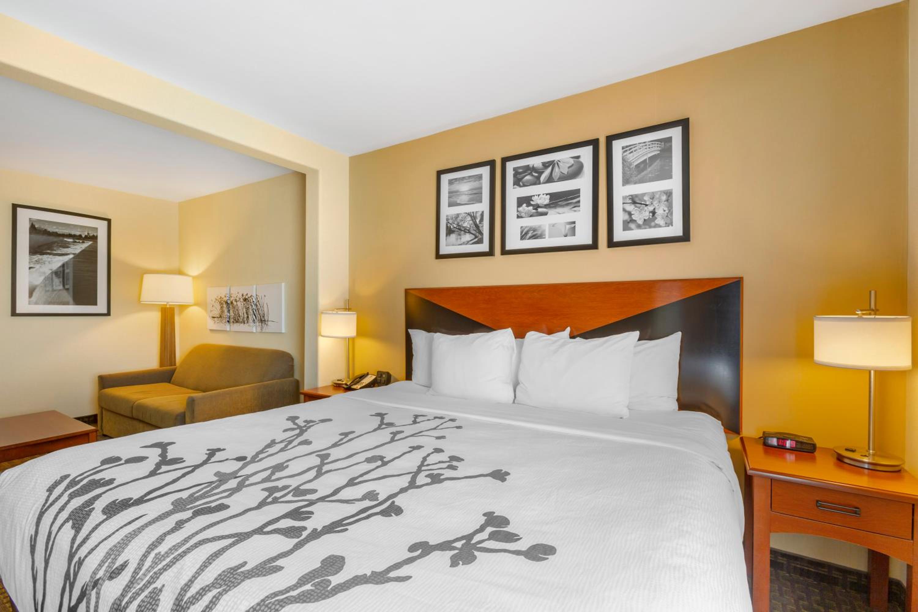 Standard Queen Room With Two Queen Beds And Tub - Accessible/Non-Smoking - Photo 2