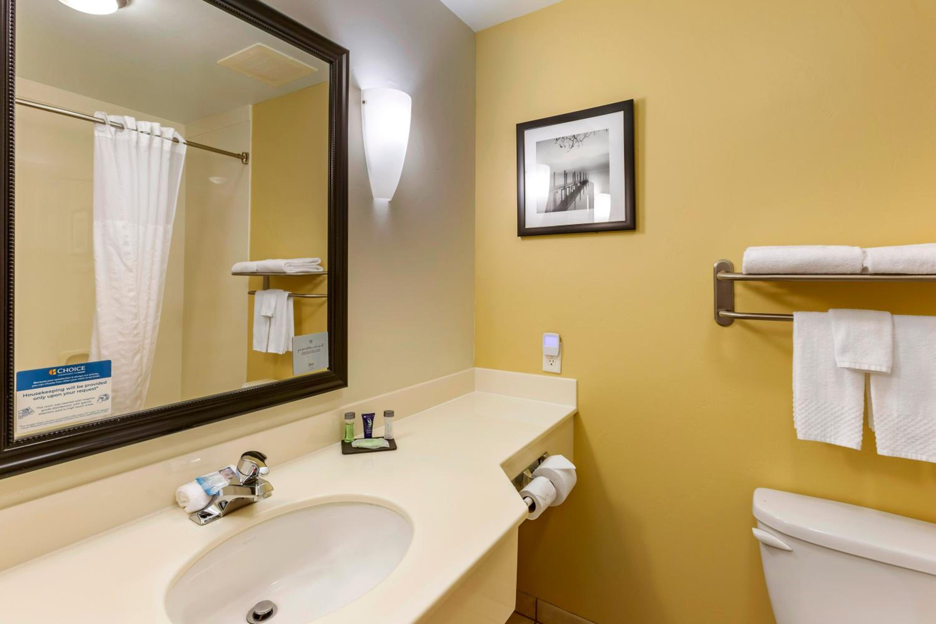 Standard Queen Room With Two Queen Beds And Tub - Accessible/Non-Smoking - Photo 3