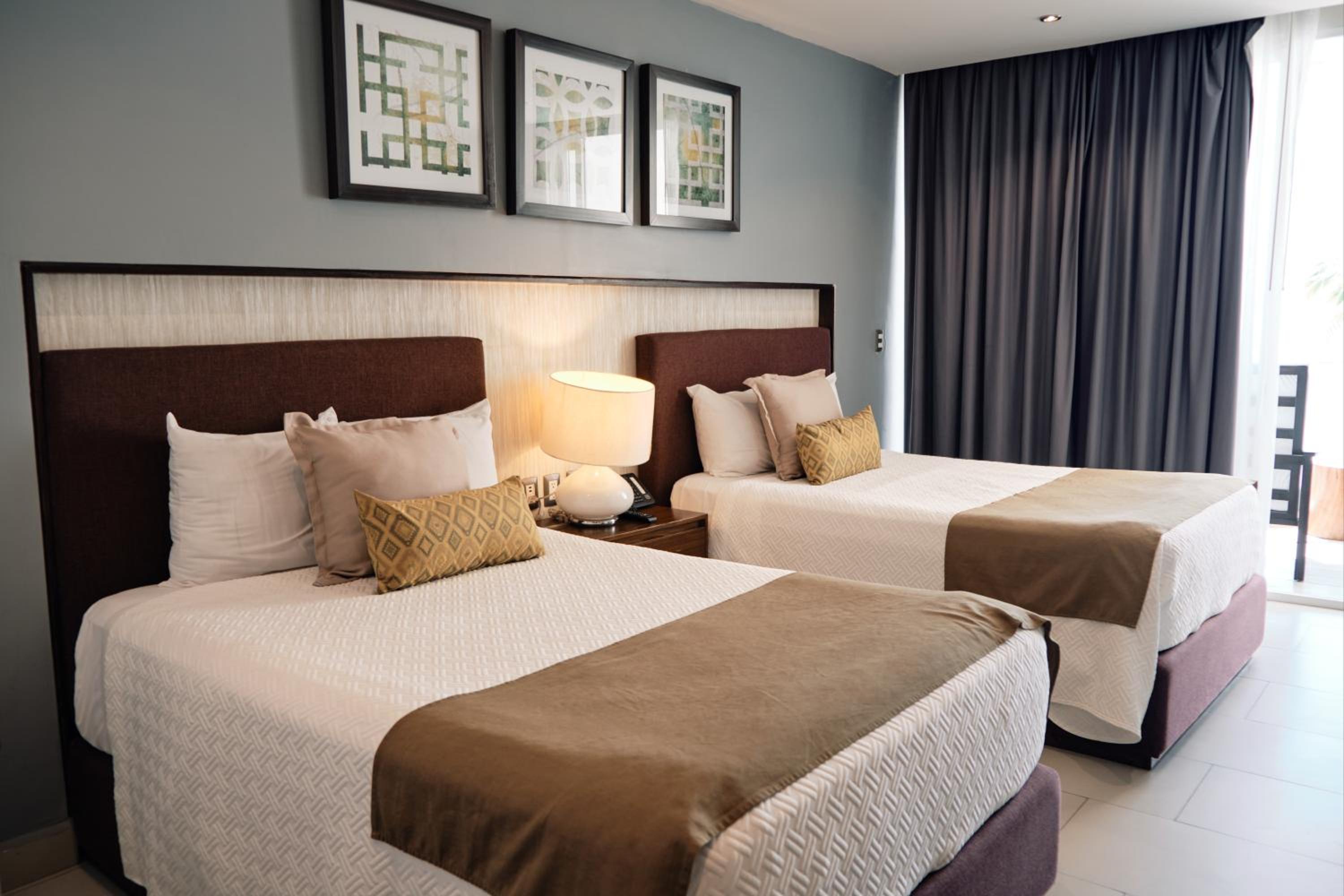 Deluxe Room - Photo 10