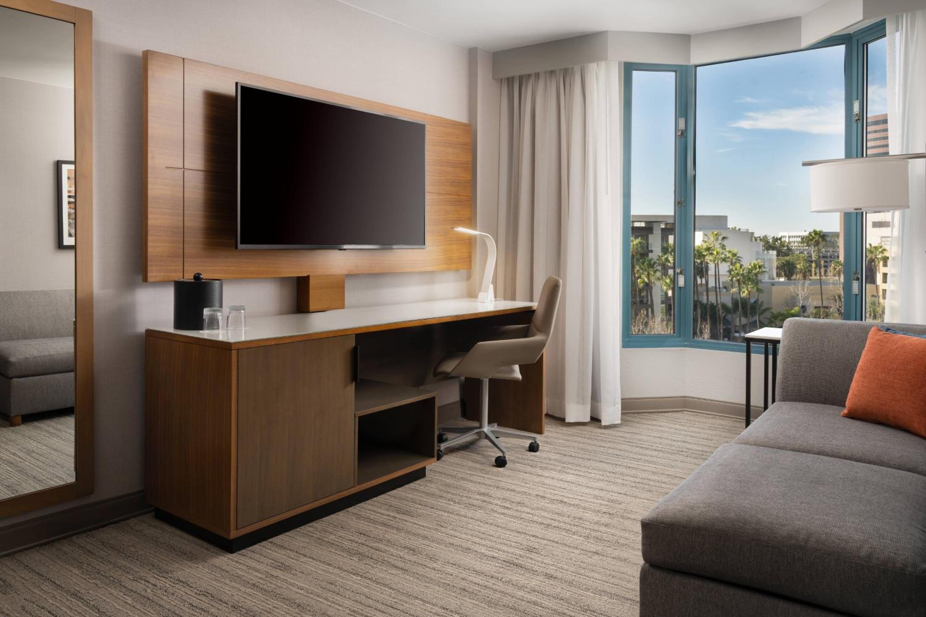 One Bedroom King Suite with Sofa, City View and Balcony photo 2