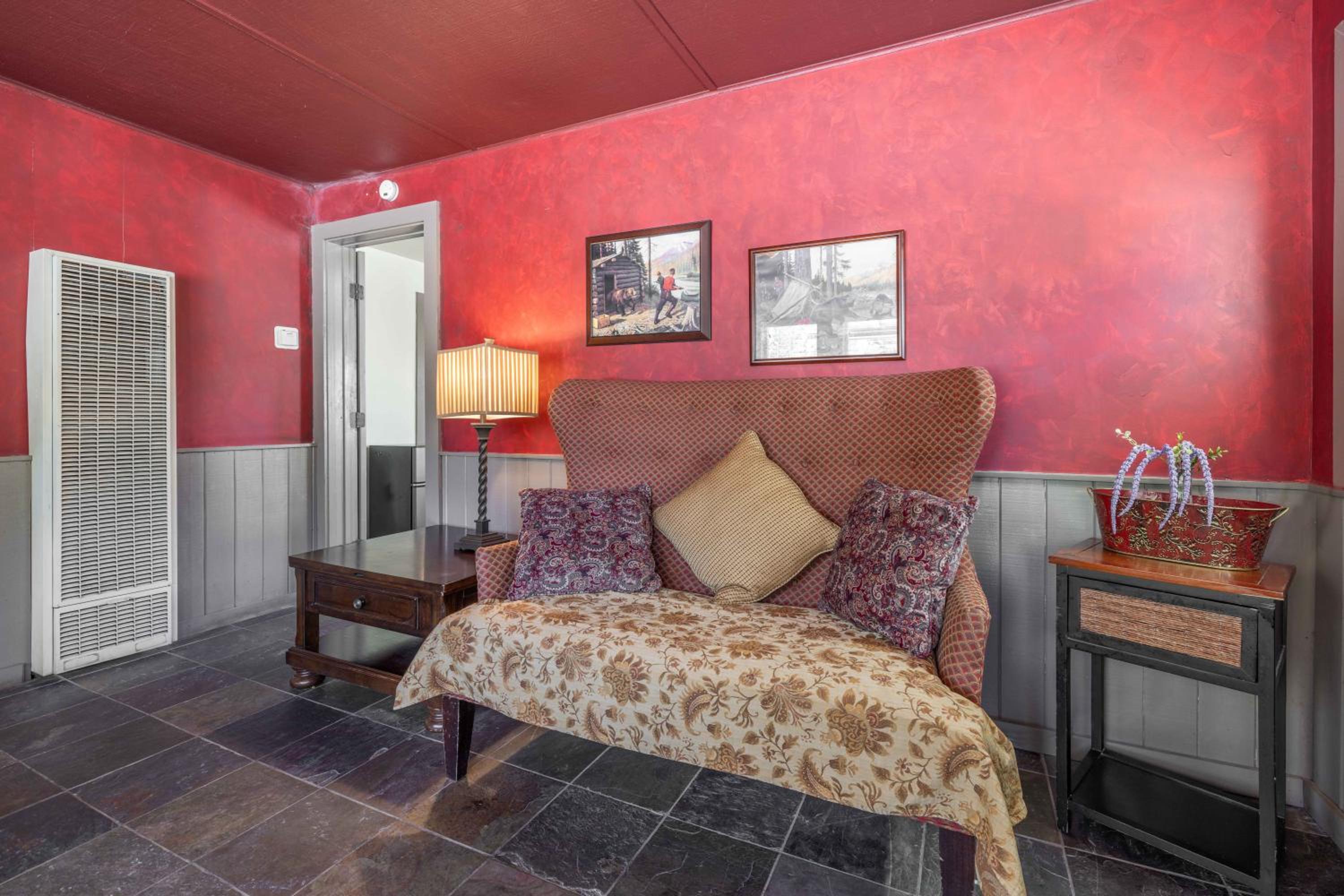 One-Bedroom Suite - Photo 4