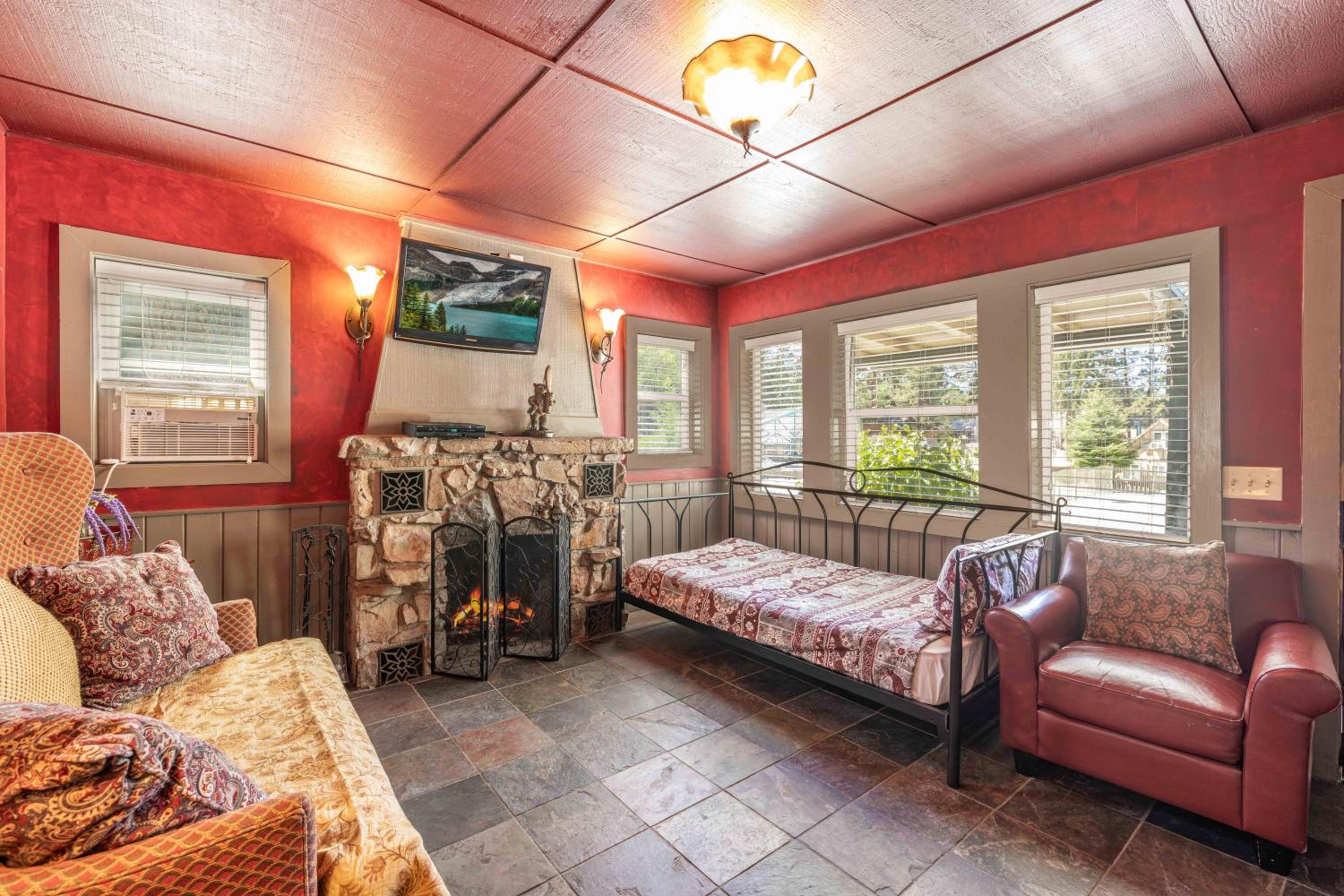 One-Bedroom Suite - Photo 3