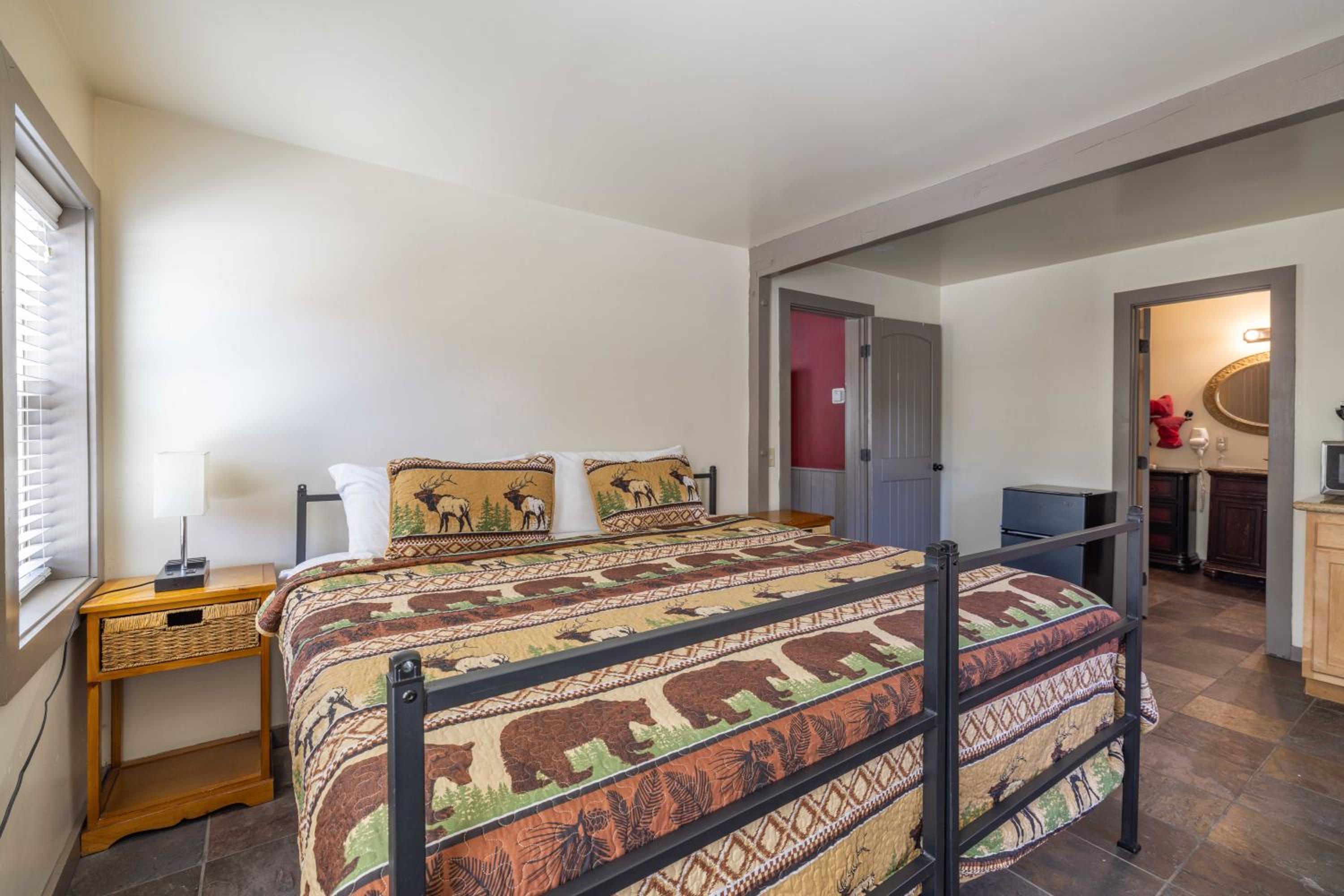One-Bedroom Suite - Photo 8