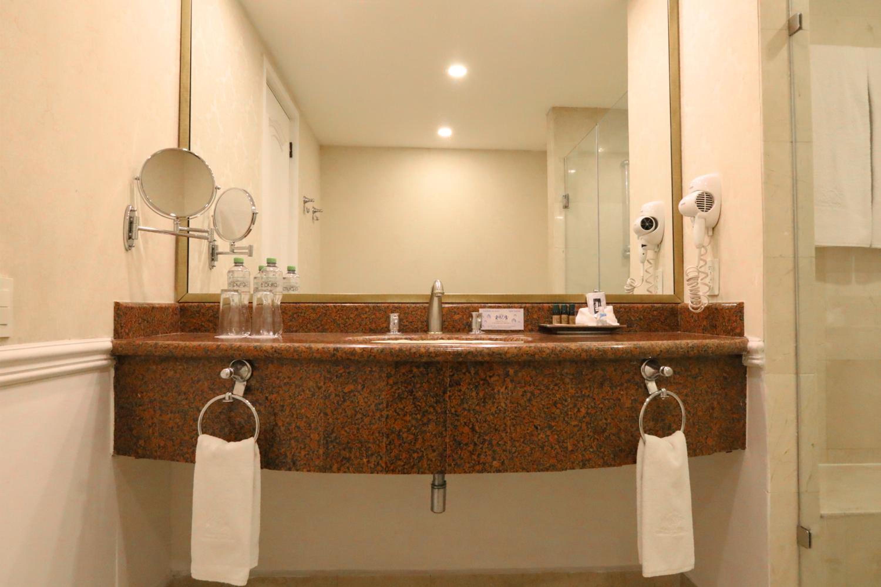 Deluxe Double Room - Photo 13