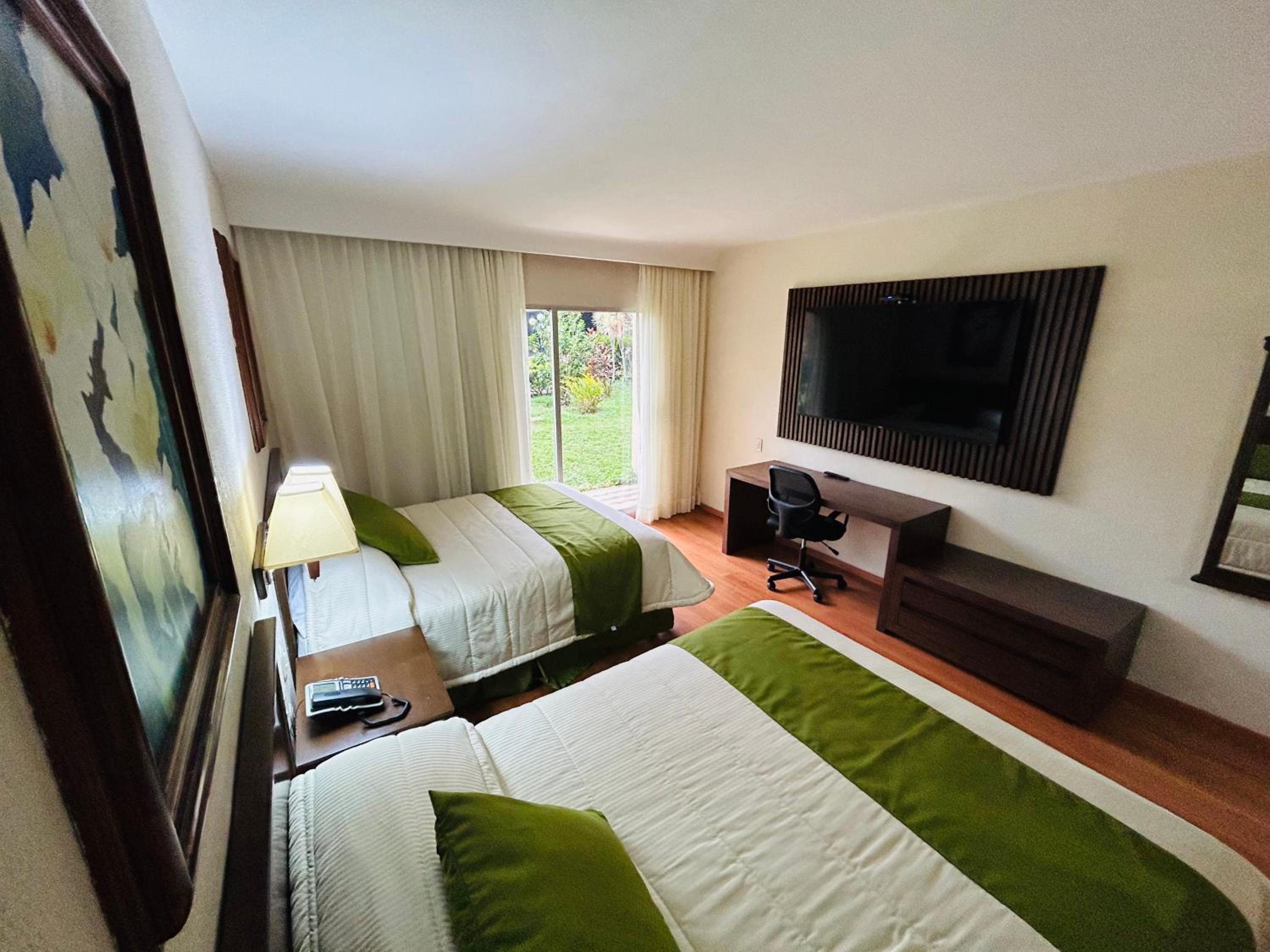 Queen Room with Two Queen Beds - Photo 4