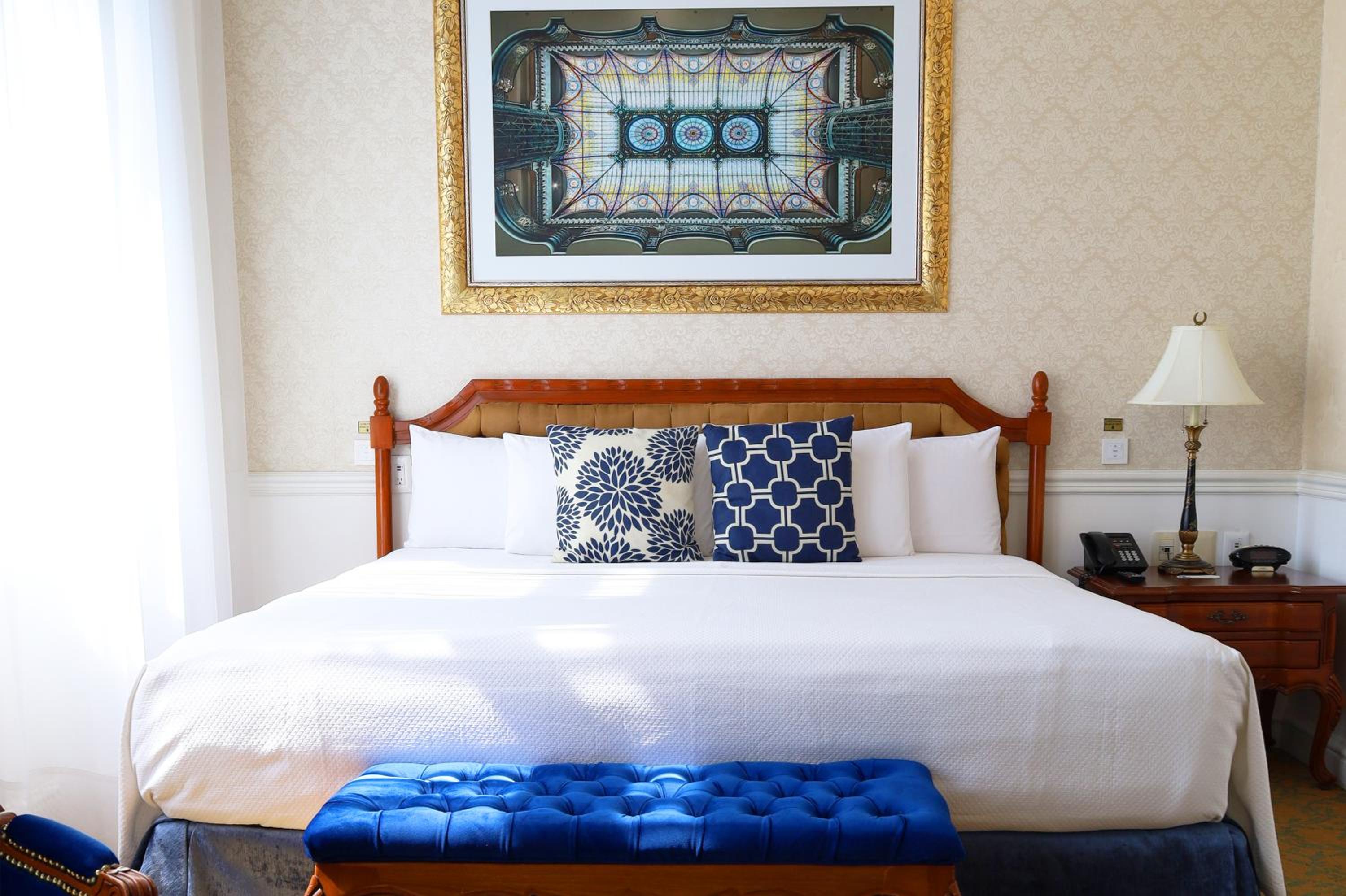 Deluxe King Room - Photo 8