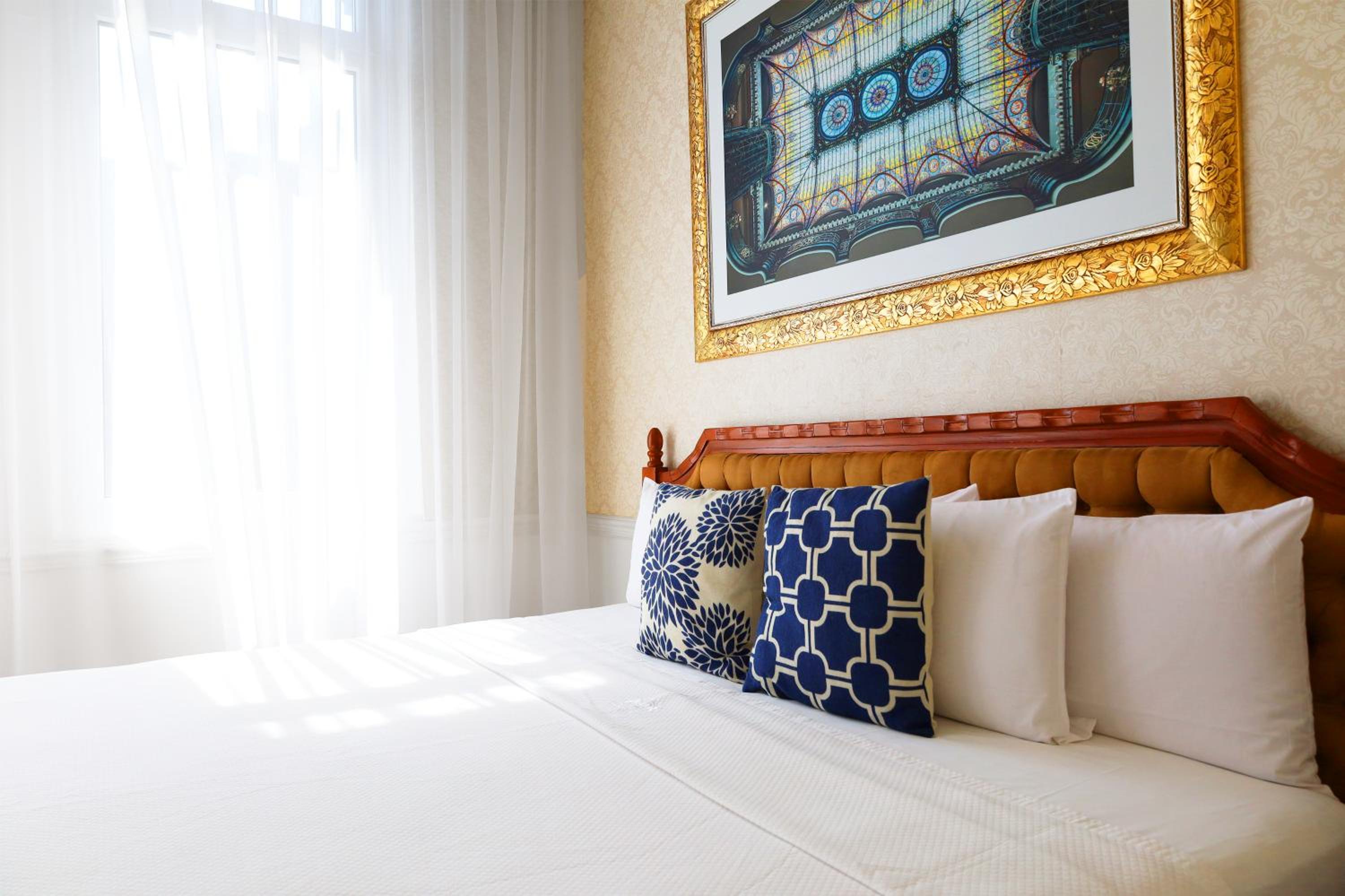 Deluxe King Room - Photo 7