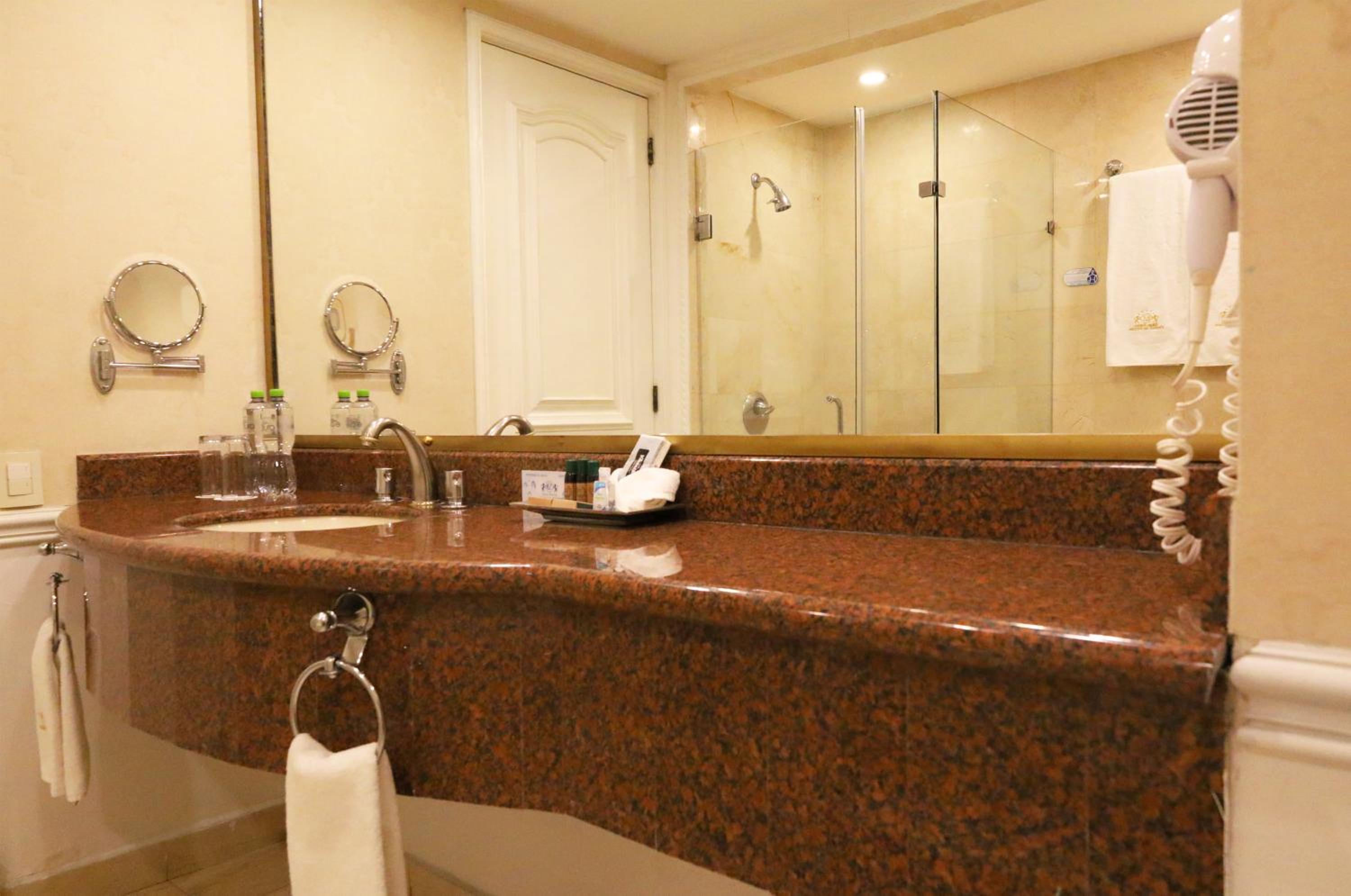 Deluxe King Room - Photo 2