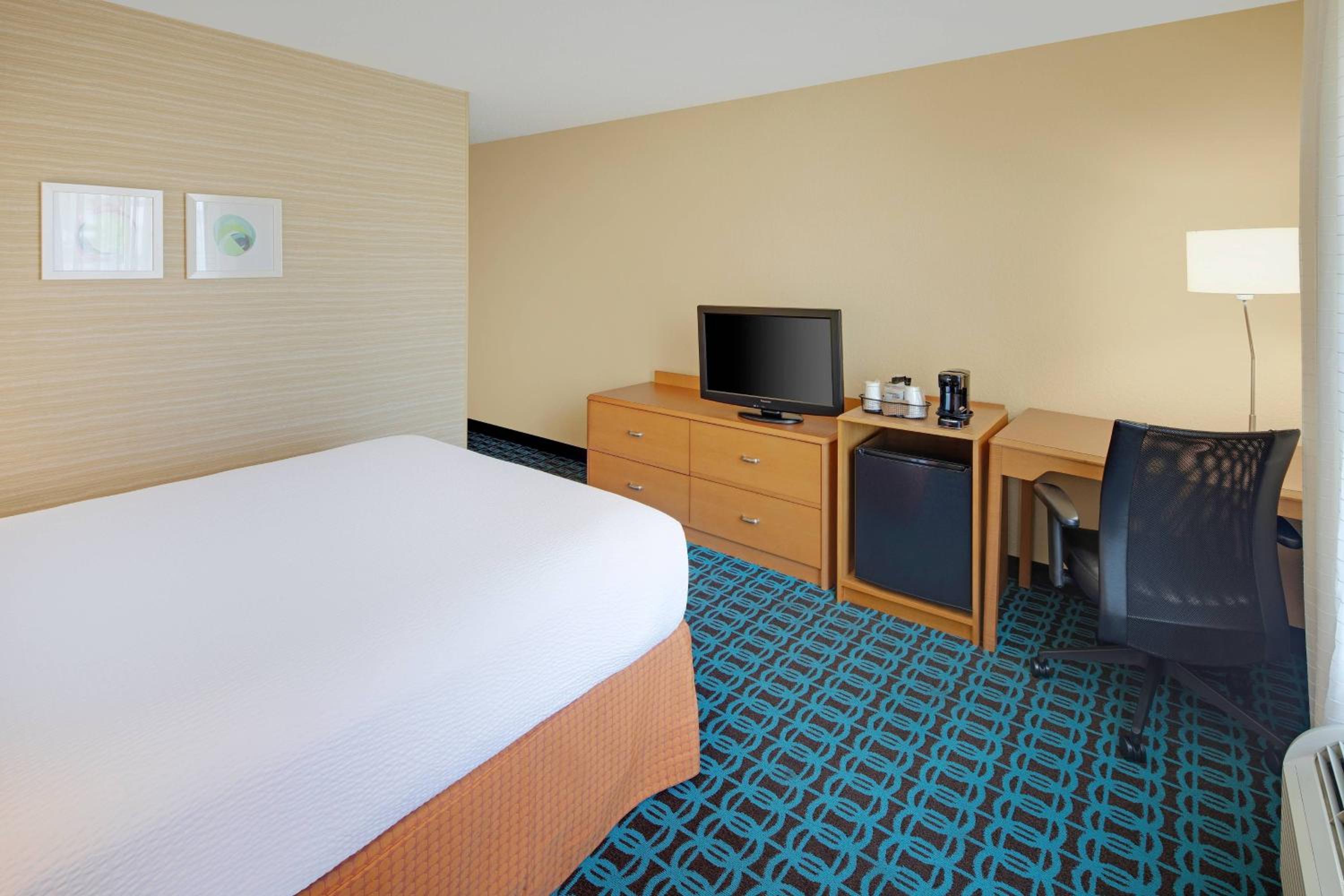 Queen Room with Roll-in Shower - Mobility Accessible - Photo 2