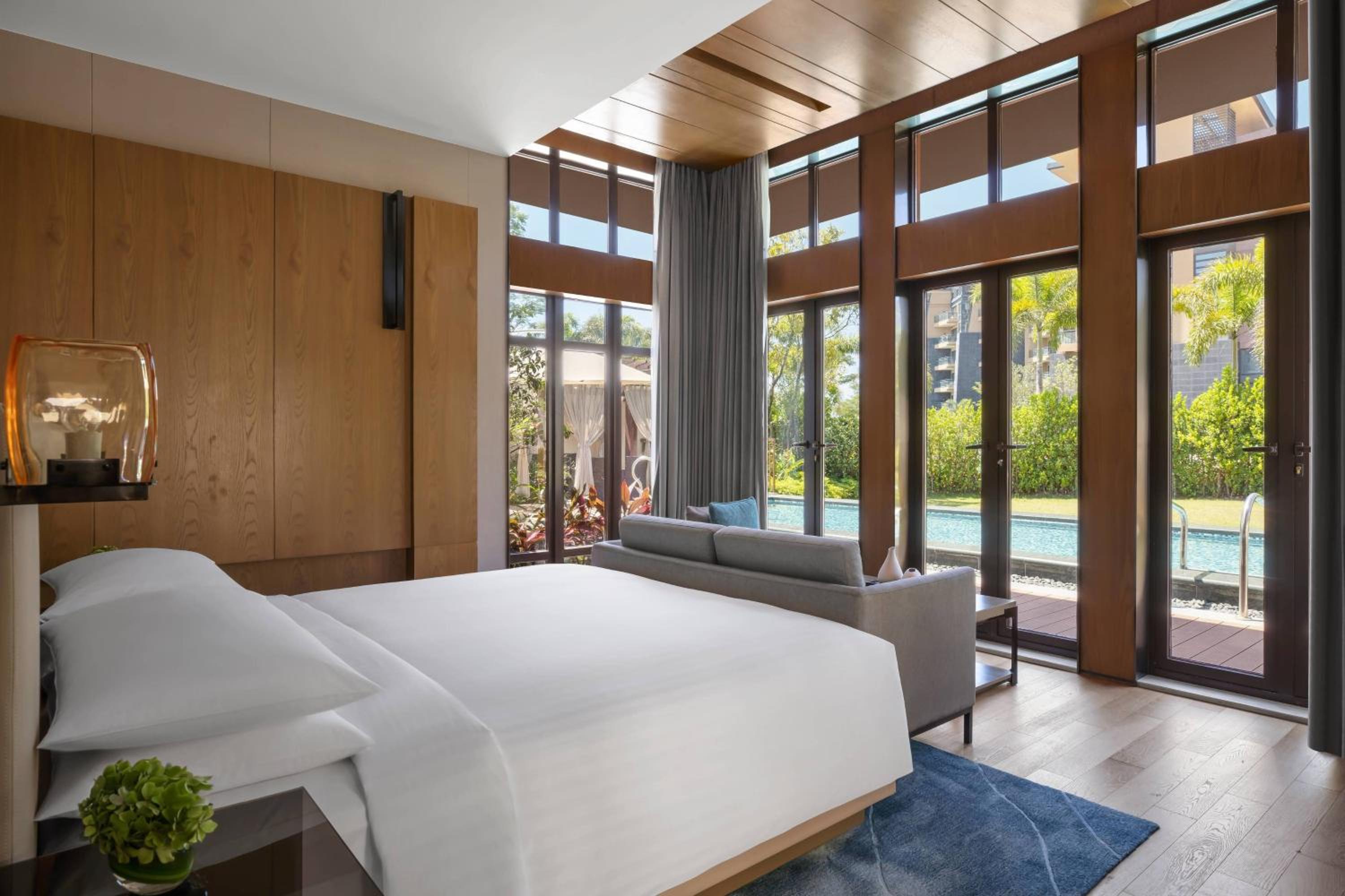 One-Bedroom Large King Villa with Balcony and Garden View
