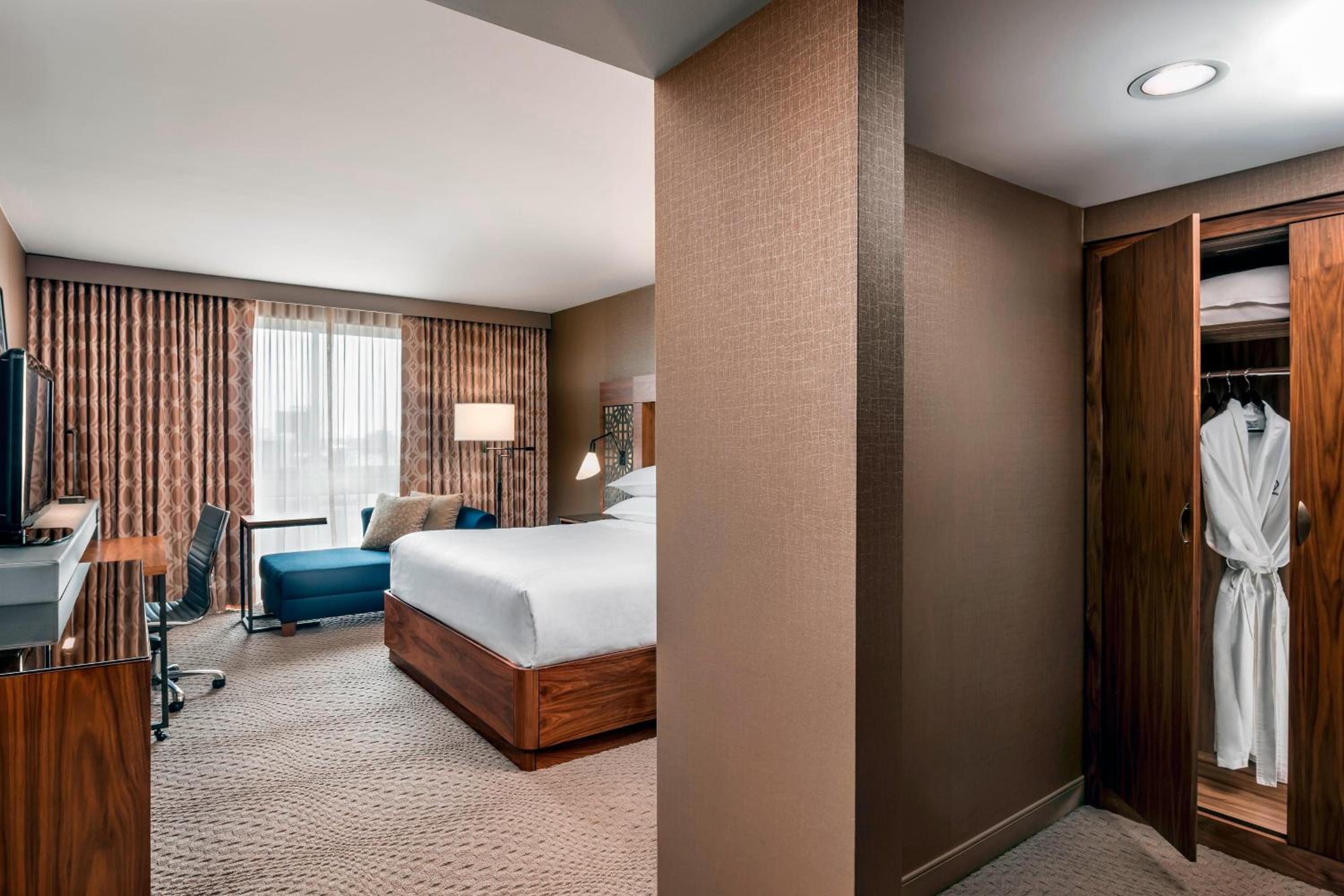 Larger Guest room, 1 King, Golf view, High floor - Photo 1