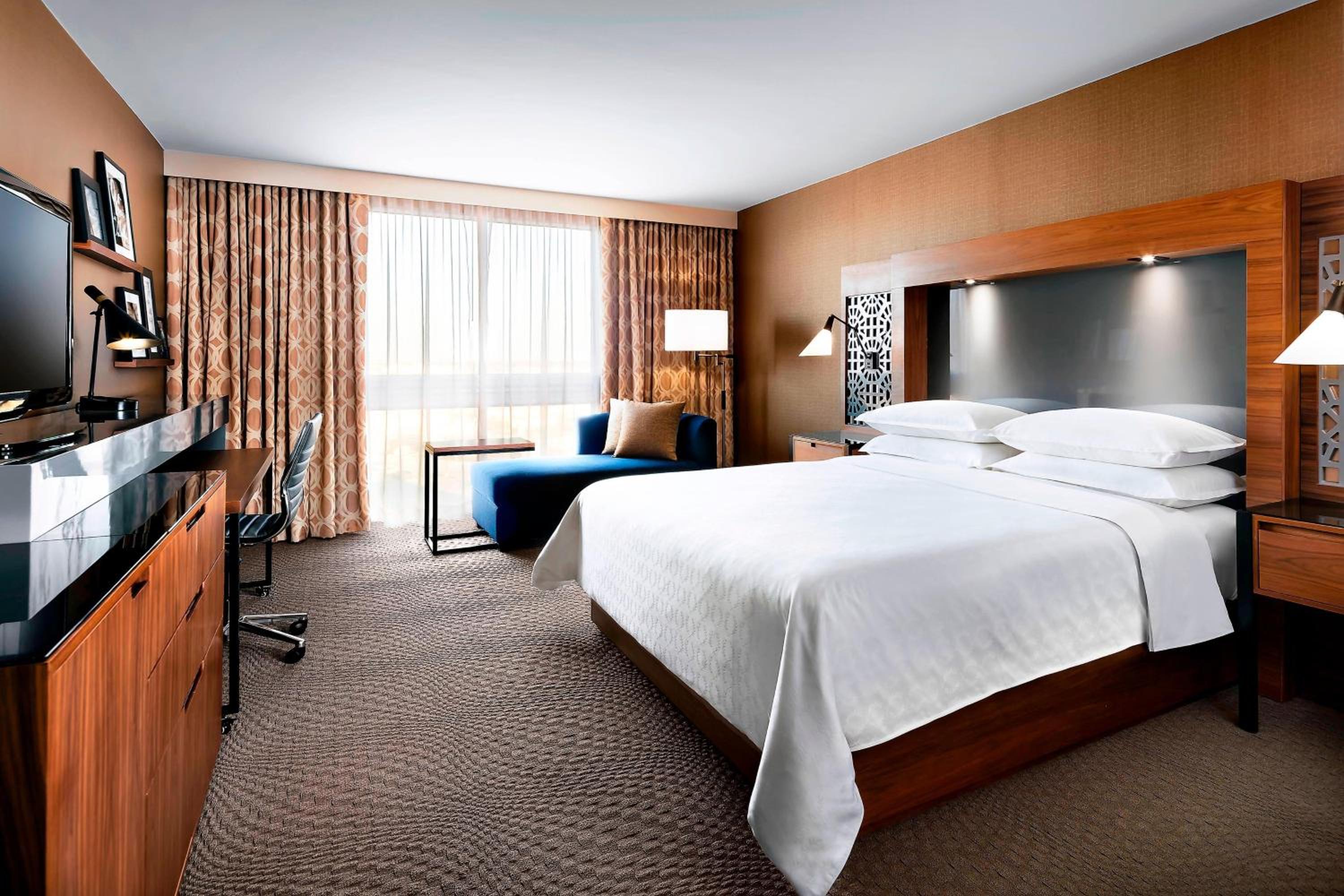Traditional, Guest room, 1 King - Photo 1