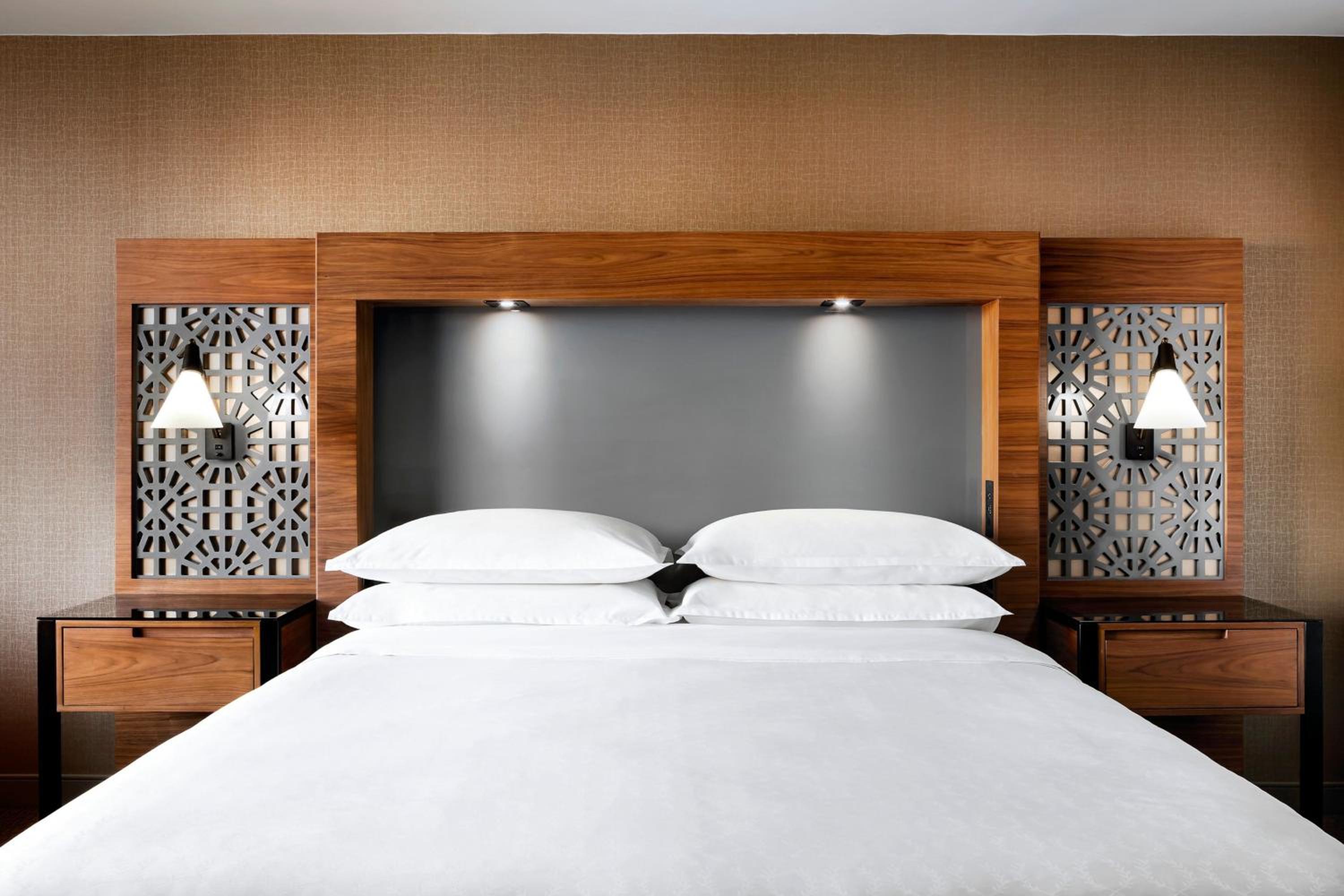 Traditional, Guest room, 1 King - Photo 4