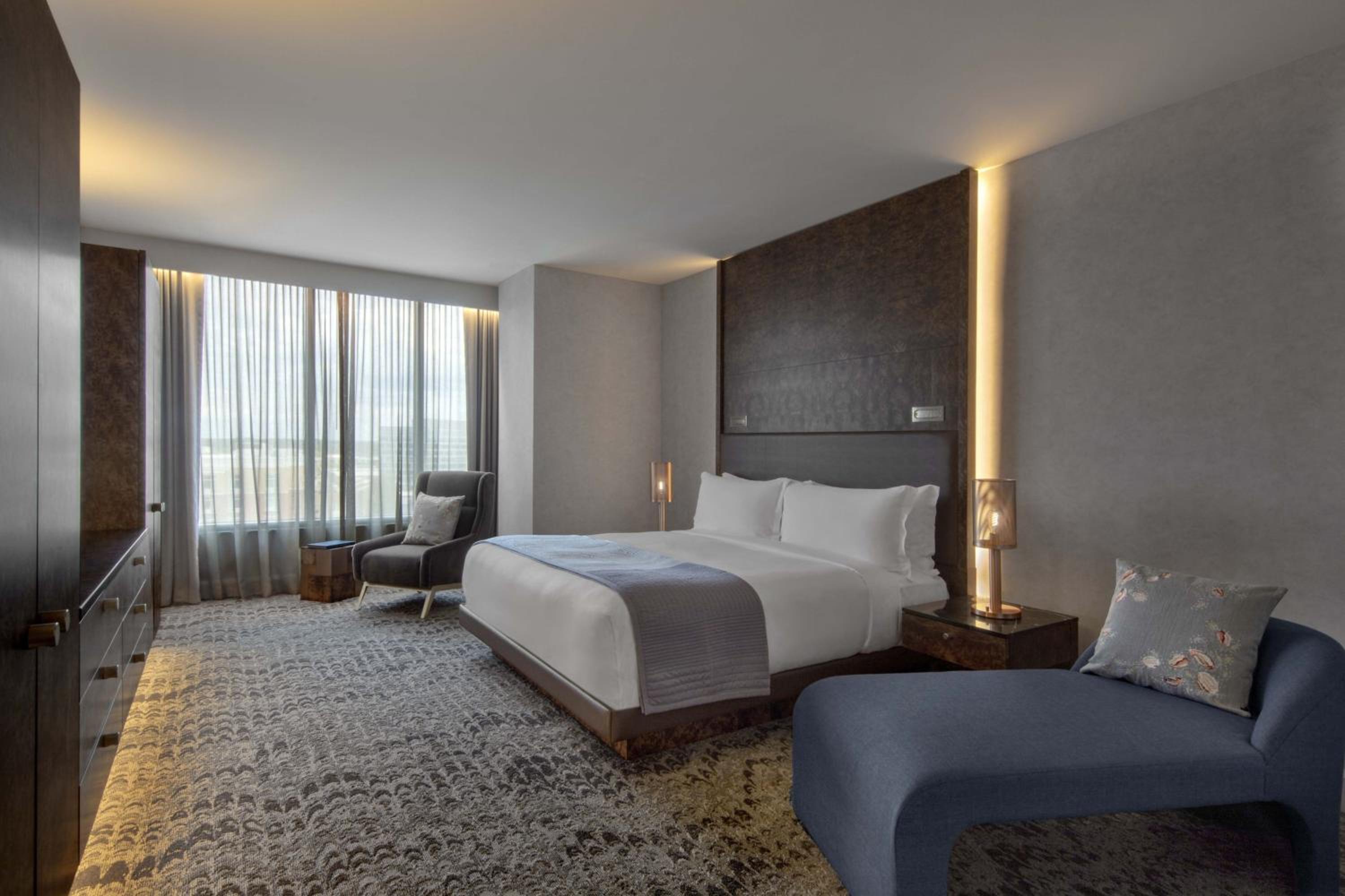 Luxury King Suite with City View - Photo 1