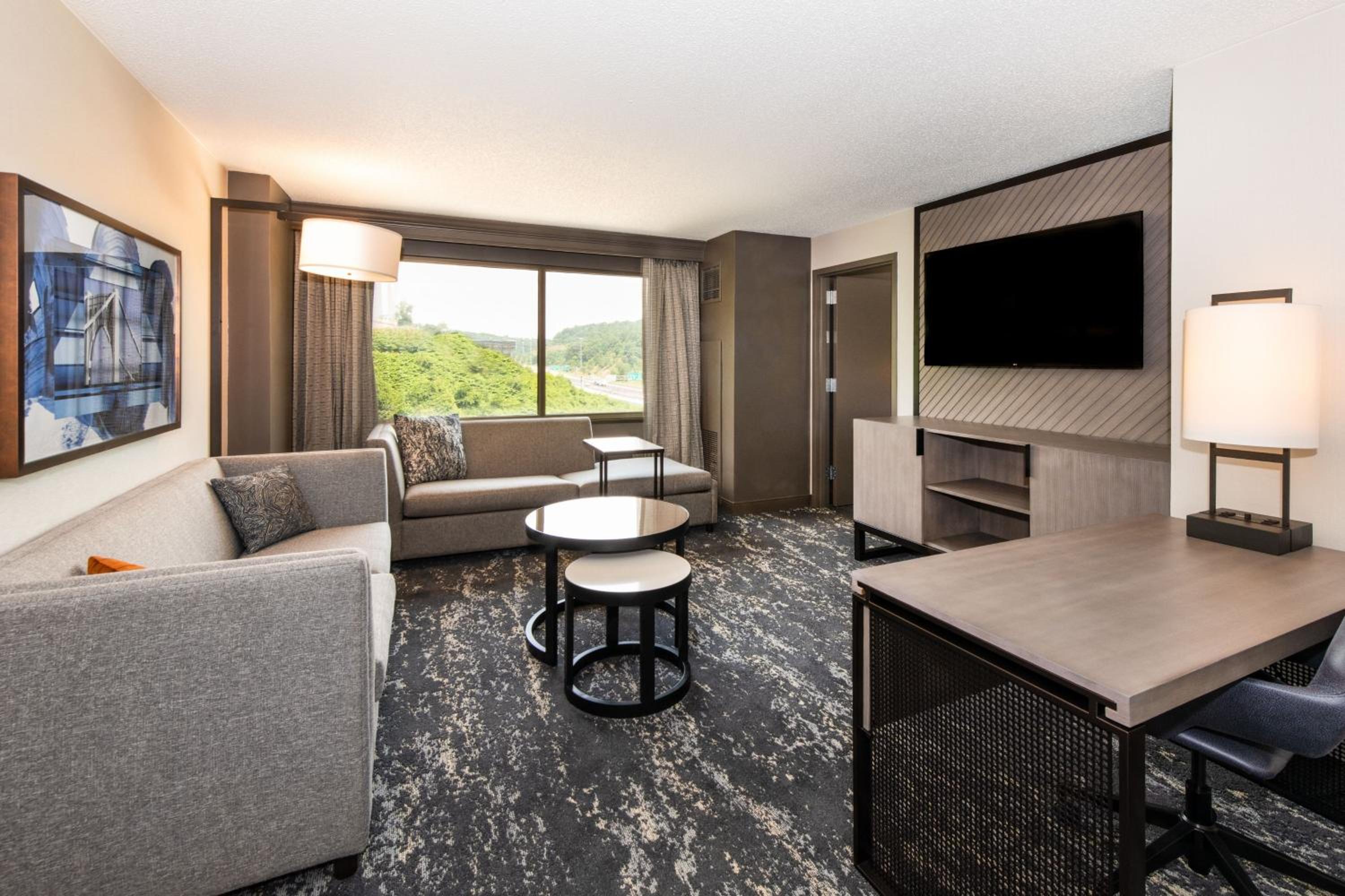 Junior Suite, Concierge lounge access, 1 King, Sofa bed - Photo 4