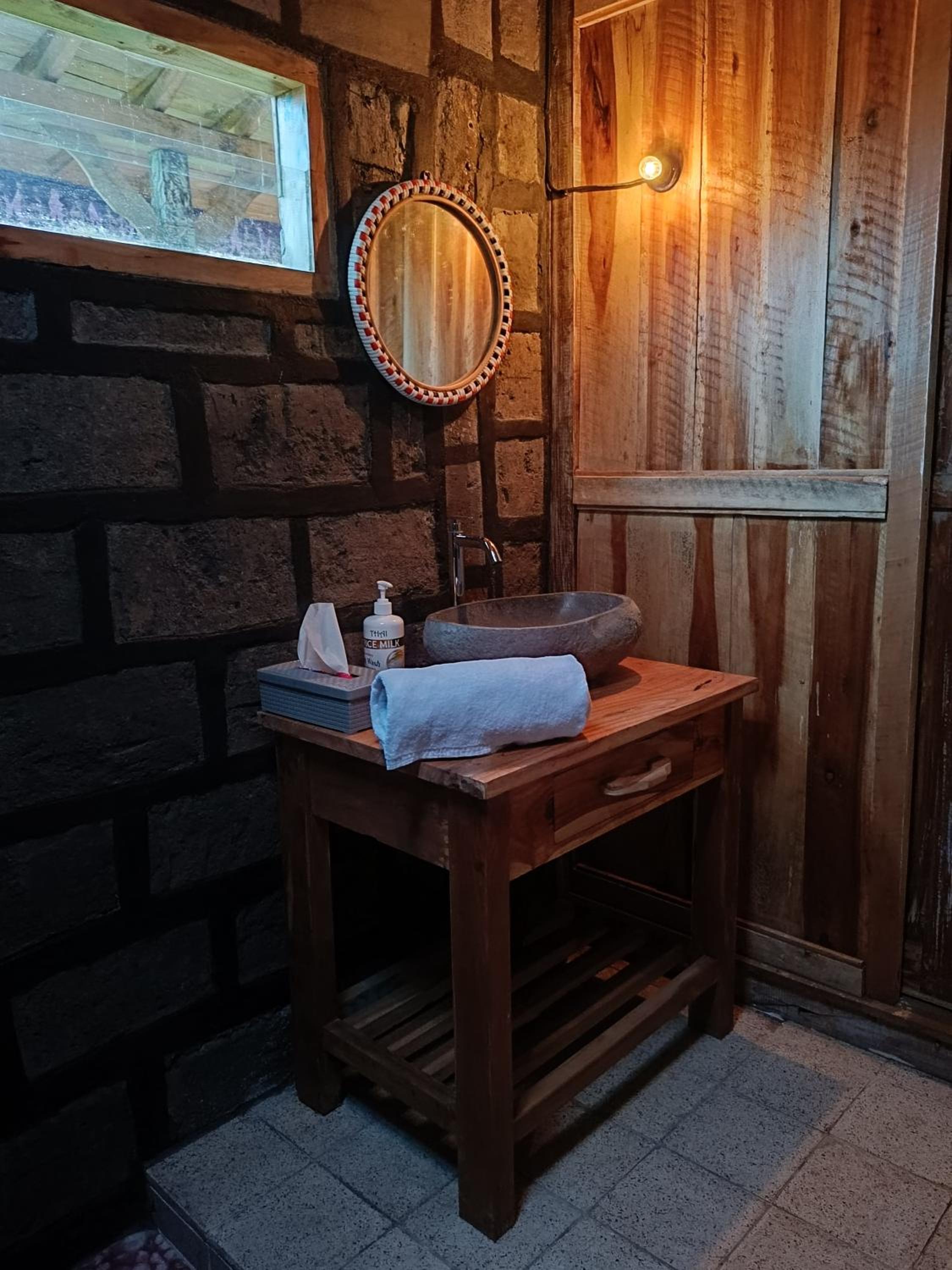 King Room with Balcony - Photo 4