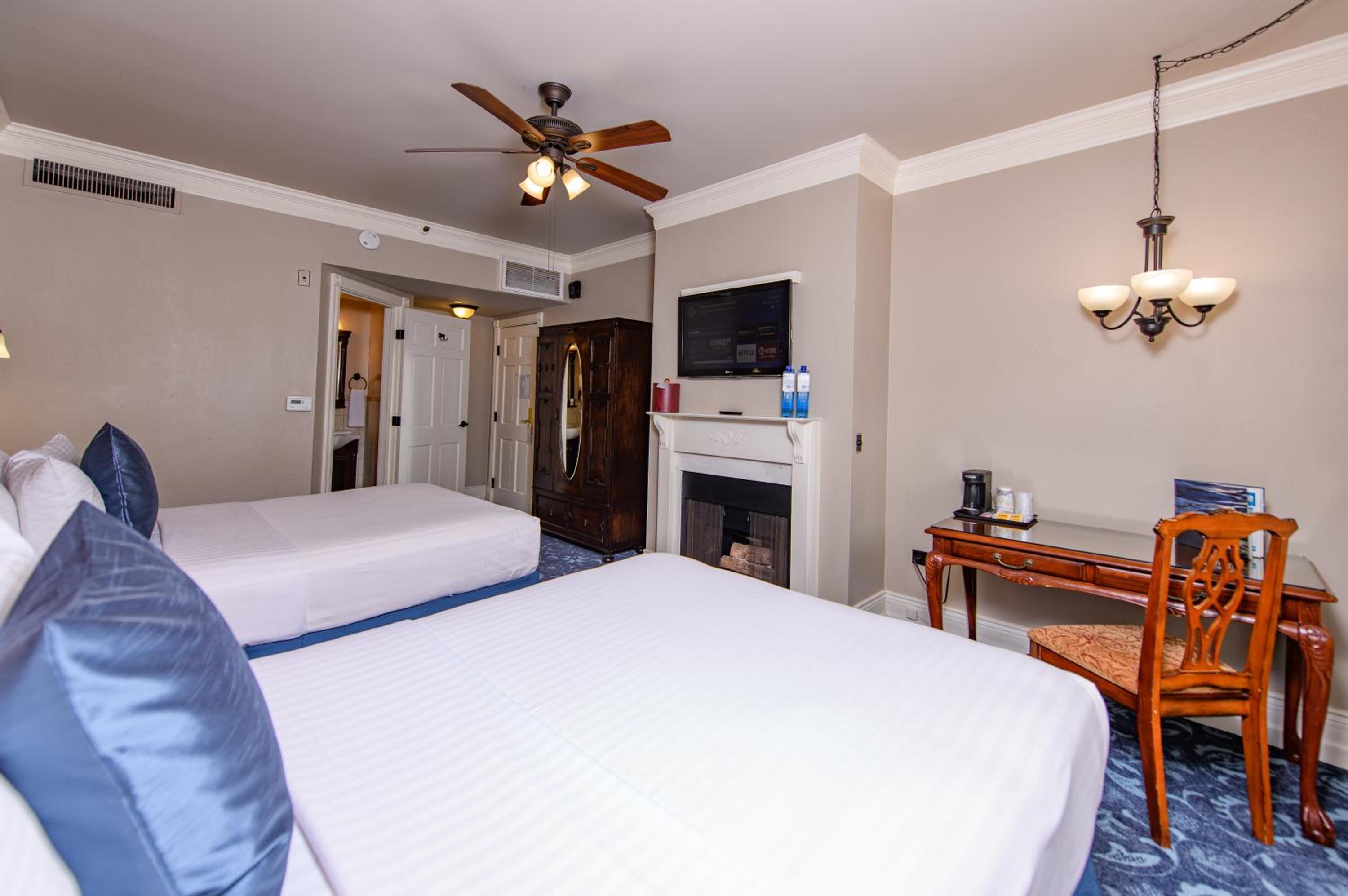 2 Queen Beds photo 3