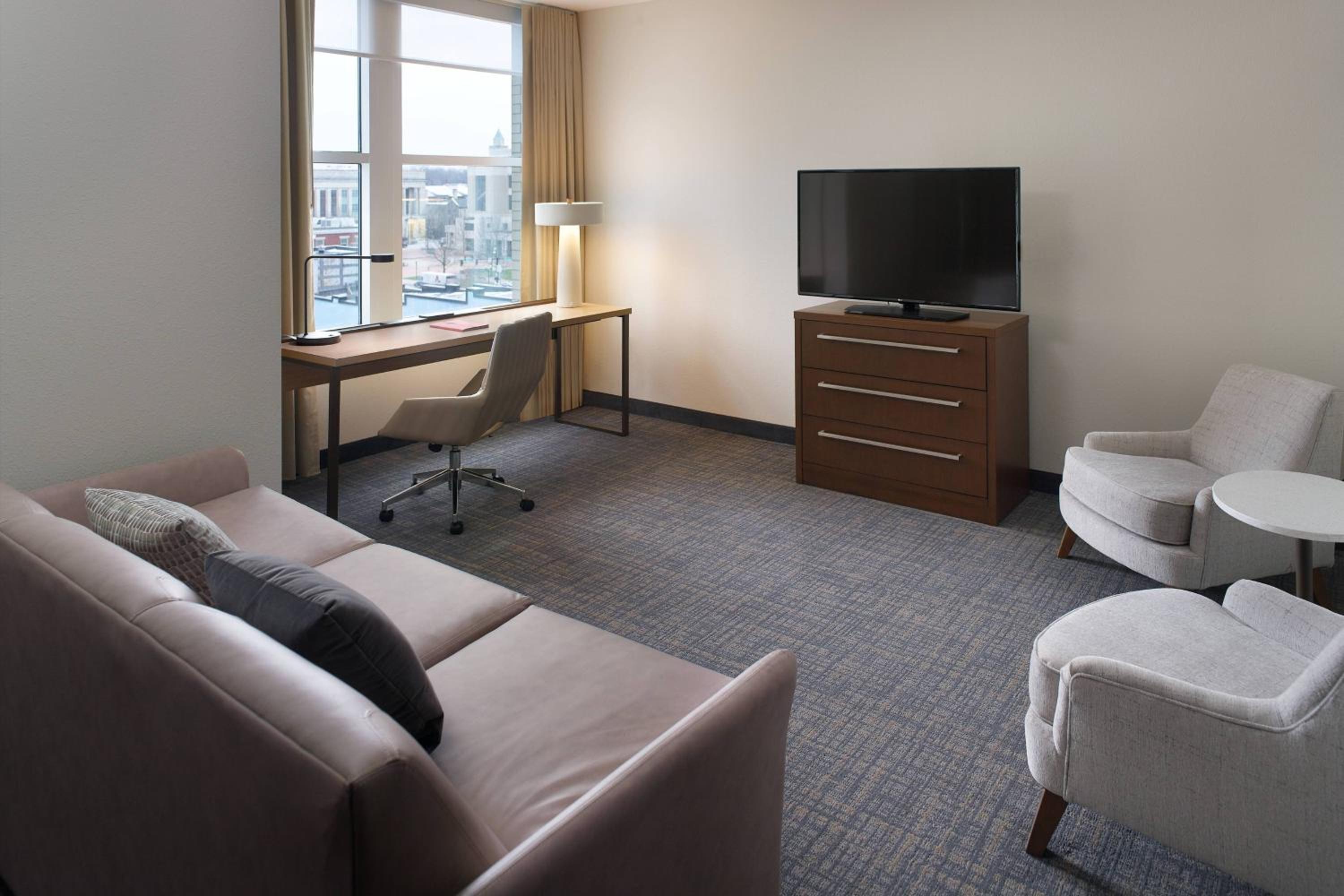 1 Bedroom Suite, 1 King, Sofa bed - Photo 1