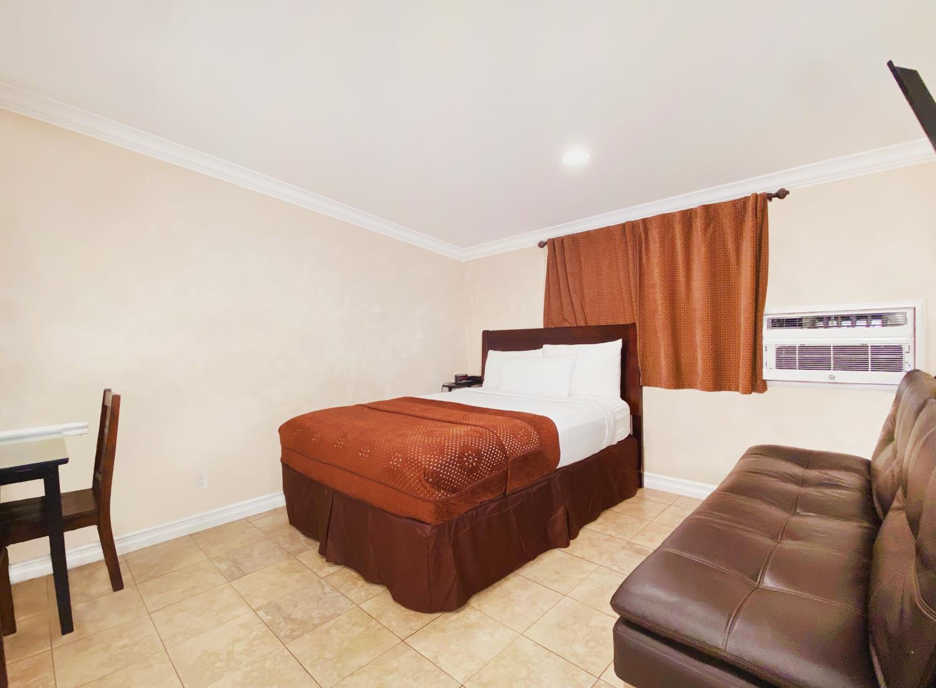 Deluxe One Queen Bed plus Sofabed