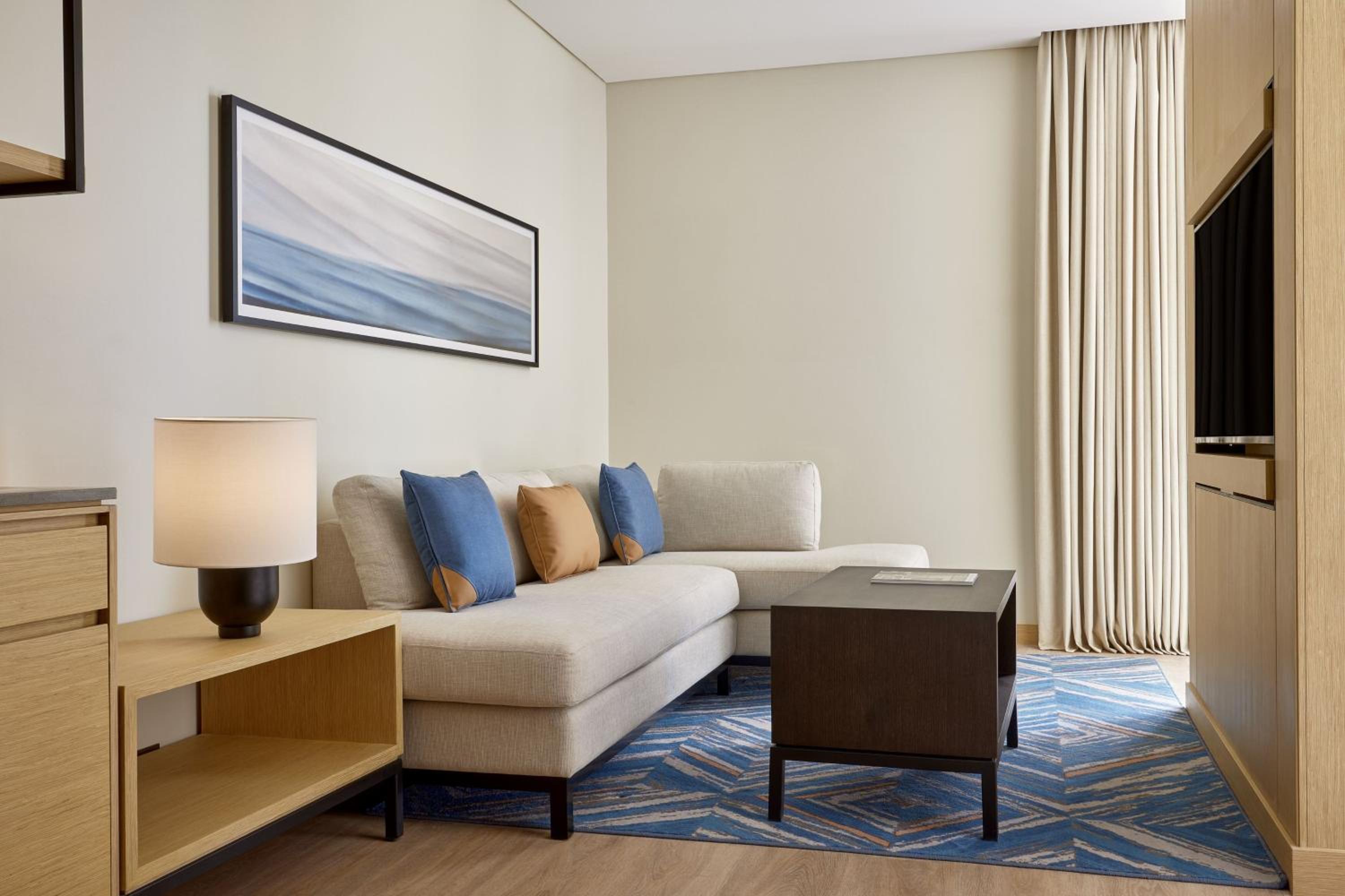 Superior King Room with City View - Photo 8