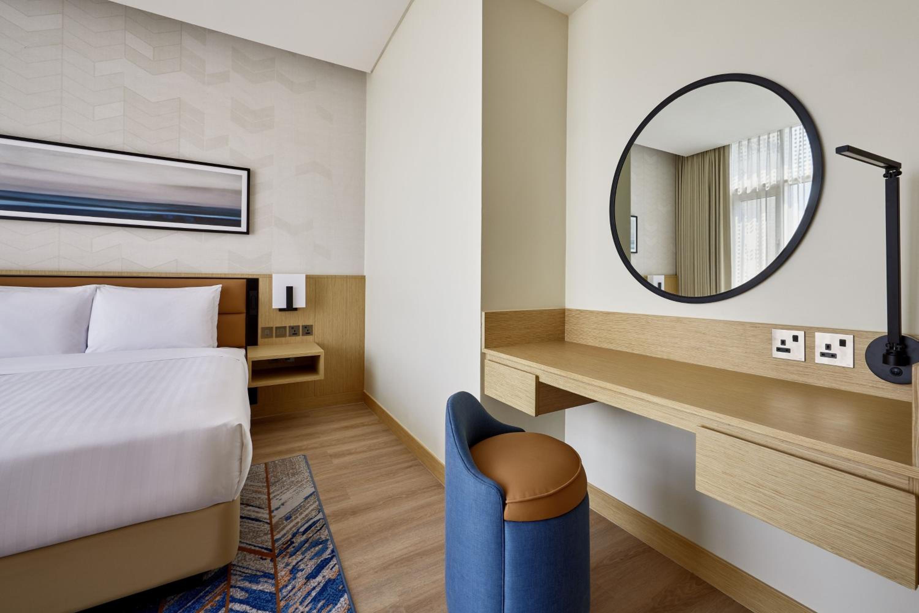 Superior King Room with City View - Photo 7
