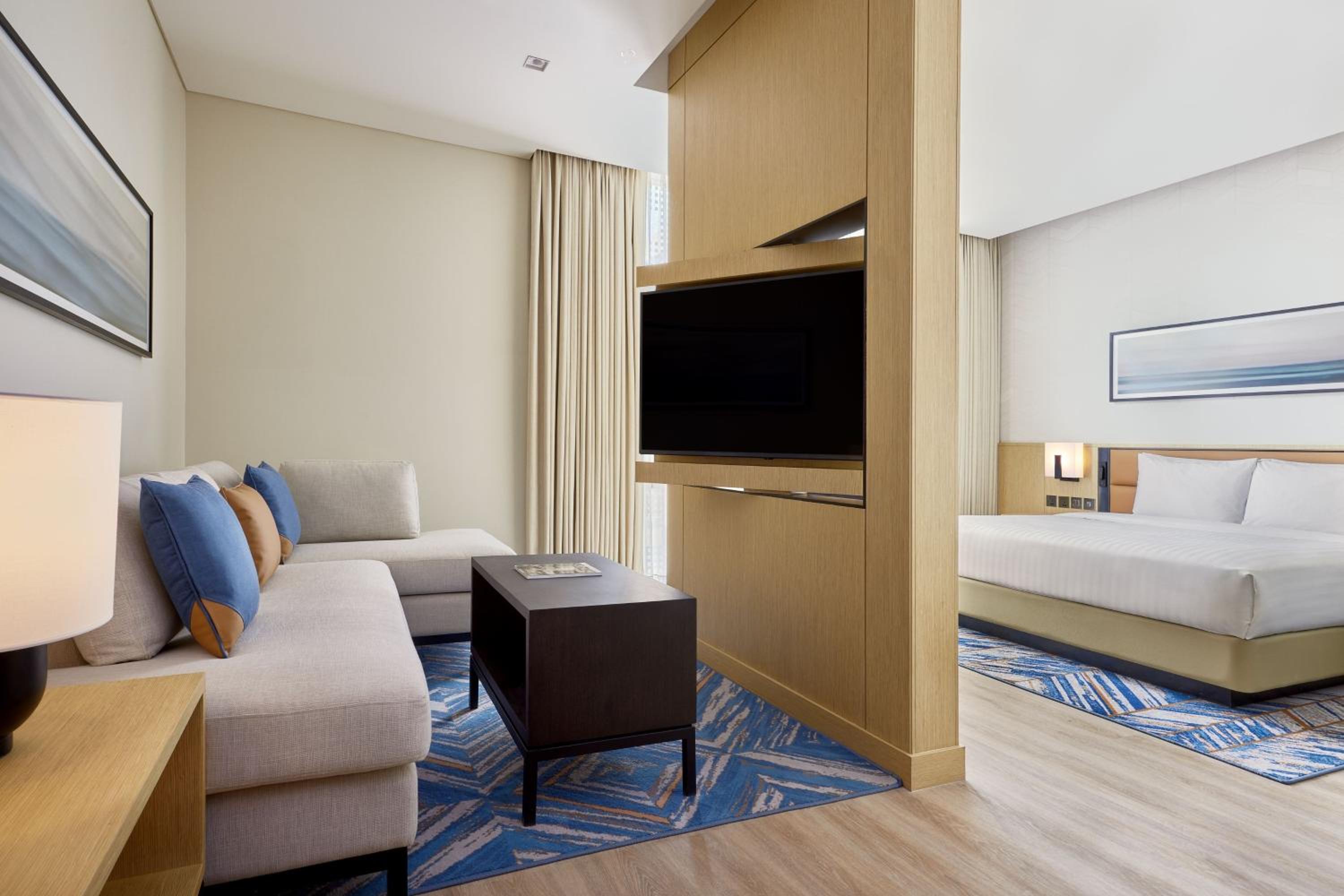 Superior King Room with City View - Photo 5
