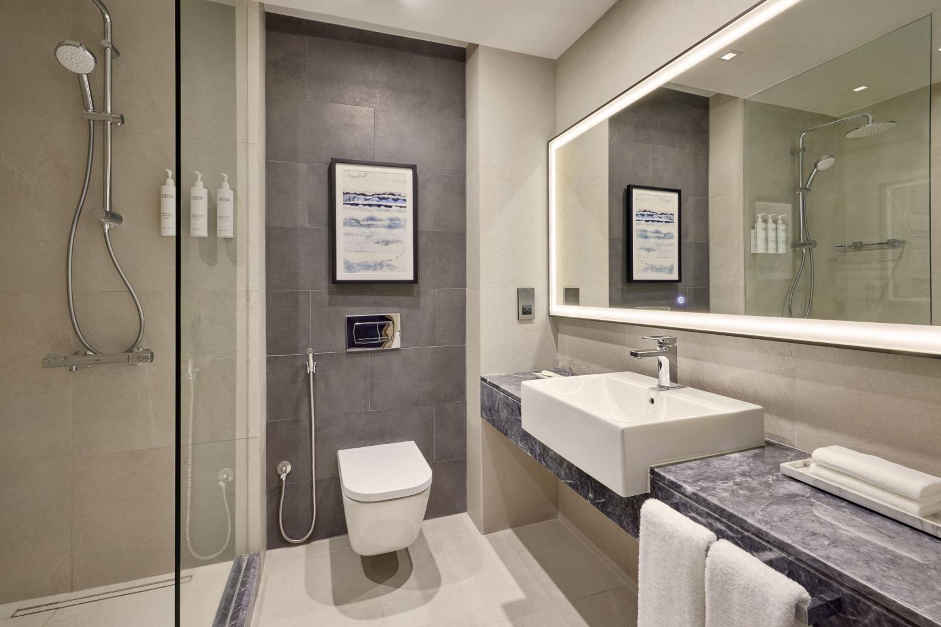 Twin Room with City View - Photo 6