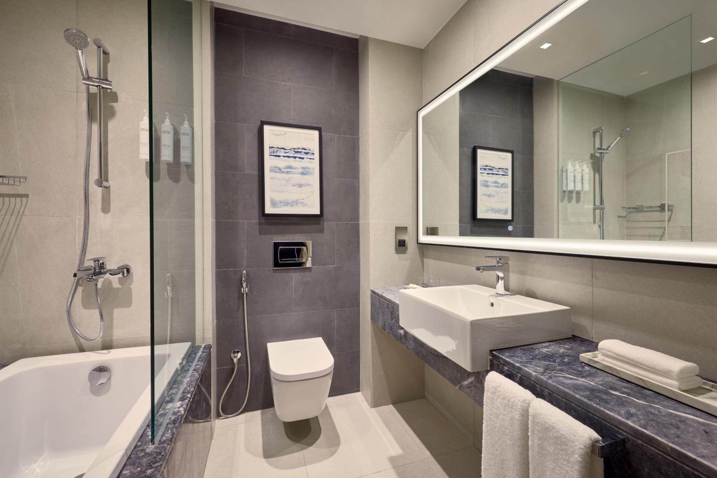 Twin Room with City View - Photo 5