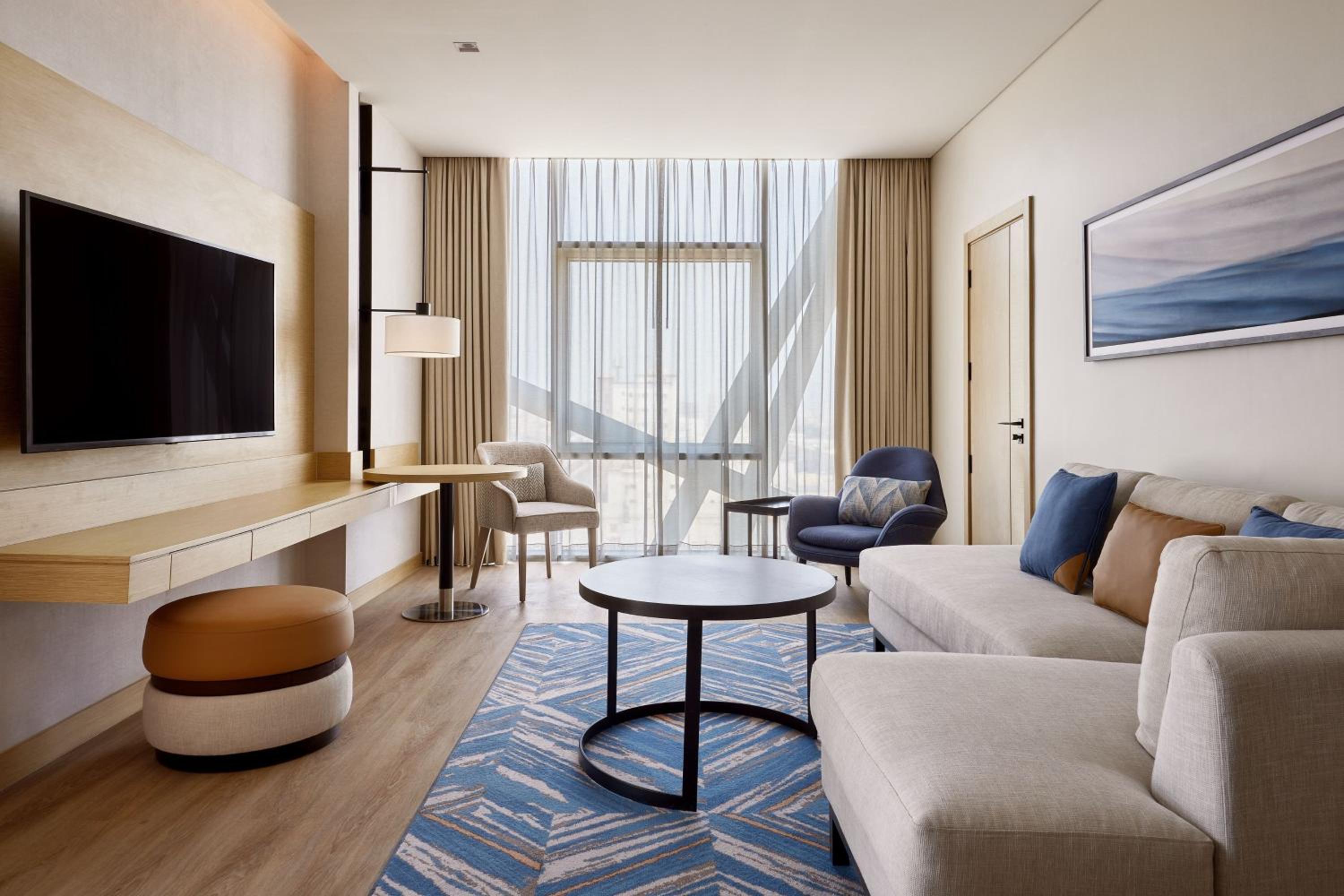 One-Bedroom Larger King Room with City View - Photo 9
