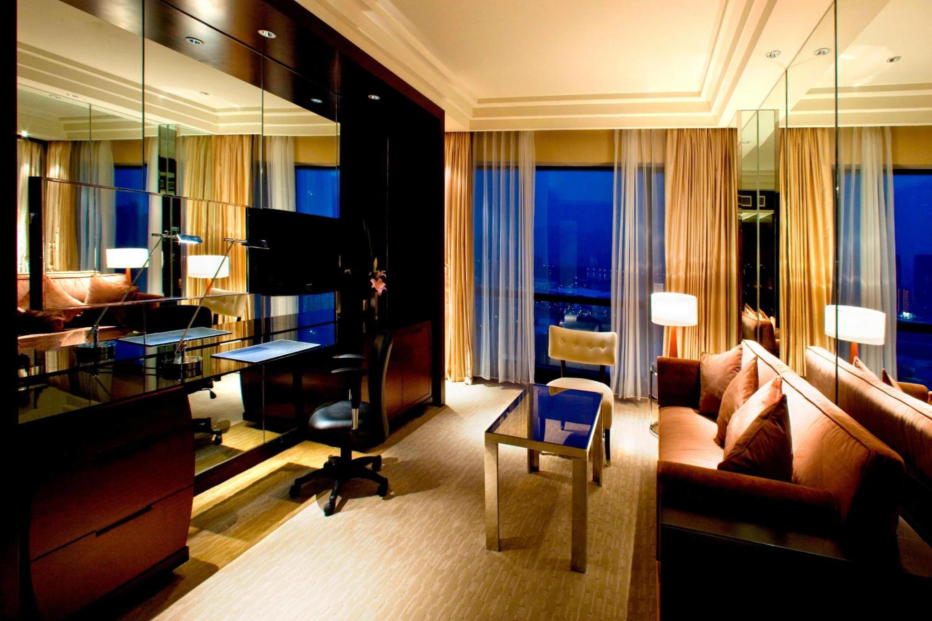 Superior Suite, 1 Bedroom Executive Suite, 1 King, City view - Photo 6